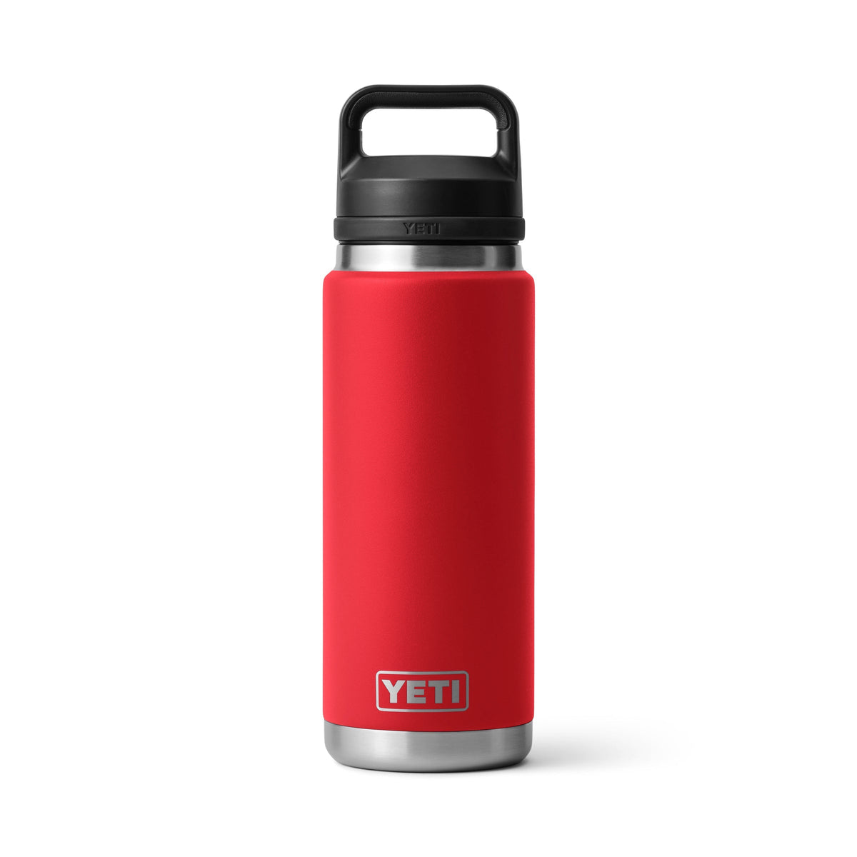 Die YETI® Flasche Rambler 26 Oz in Rescue Red steht mit schwarzem Griff und silbernem Boden auslaufsicher und isoliert vor schlichtem weißem Hintergrund.