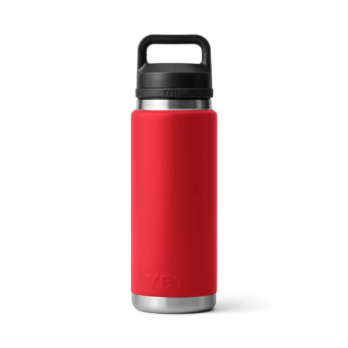 Die YETI® Rambler 26 Oz Flasche in Rescue Red aus isoliertem Edelstahl mit schwarzem Henkeldeckel steht aufrecht vor weißem Hintergrund.