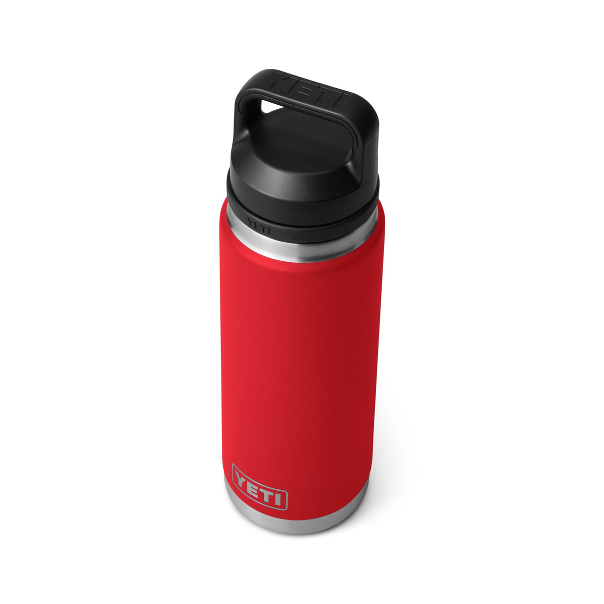 Die YETI® Flasche Rambler 26 Oz in Rescue Red mit auslaufsicherem, schwarzem Schraubdeckel und Griff vor weißem Hintergrund.