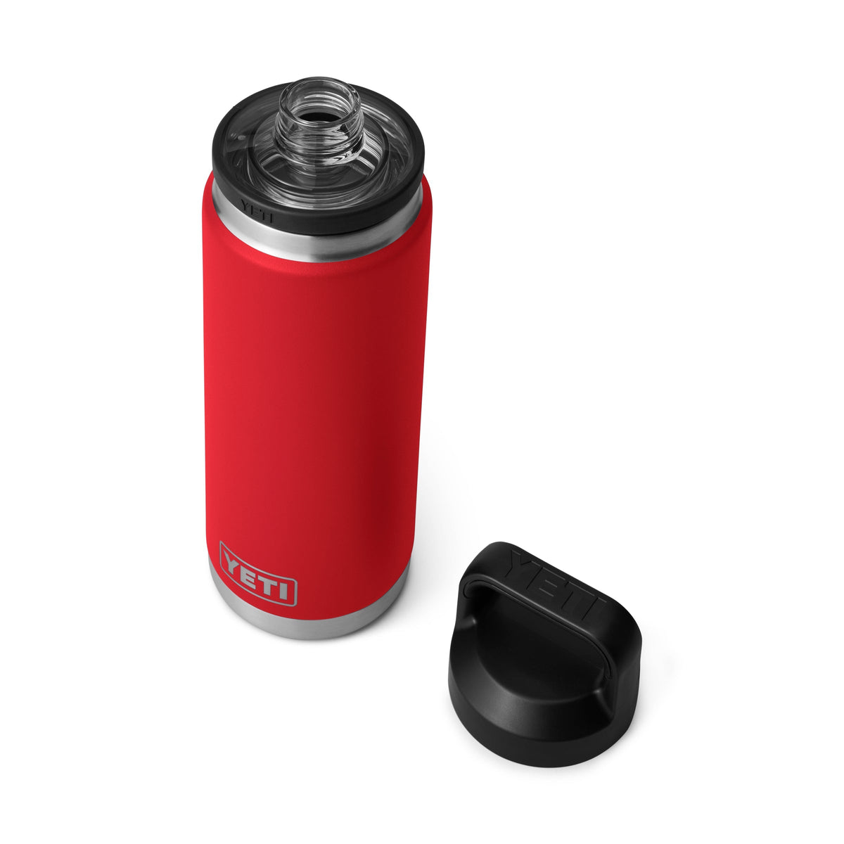 Eine auslaufsichere YETI® Rambler 26 Oz Flasche in Rescue Red mit silbernem Boden steht aufrecht vor weißem Hintergrund. Daneben liegt der schwarze Schraubdeckel, die Isolierflasche zeigt ihre offen sichtbare Öffnung.