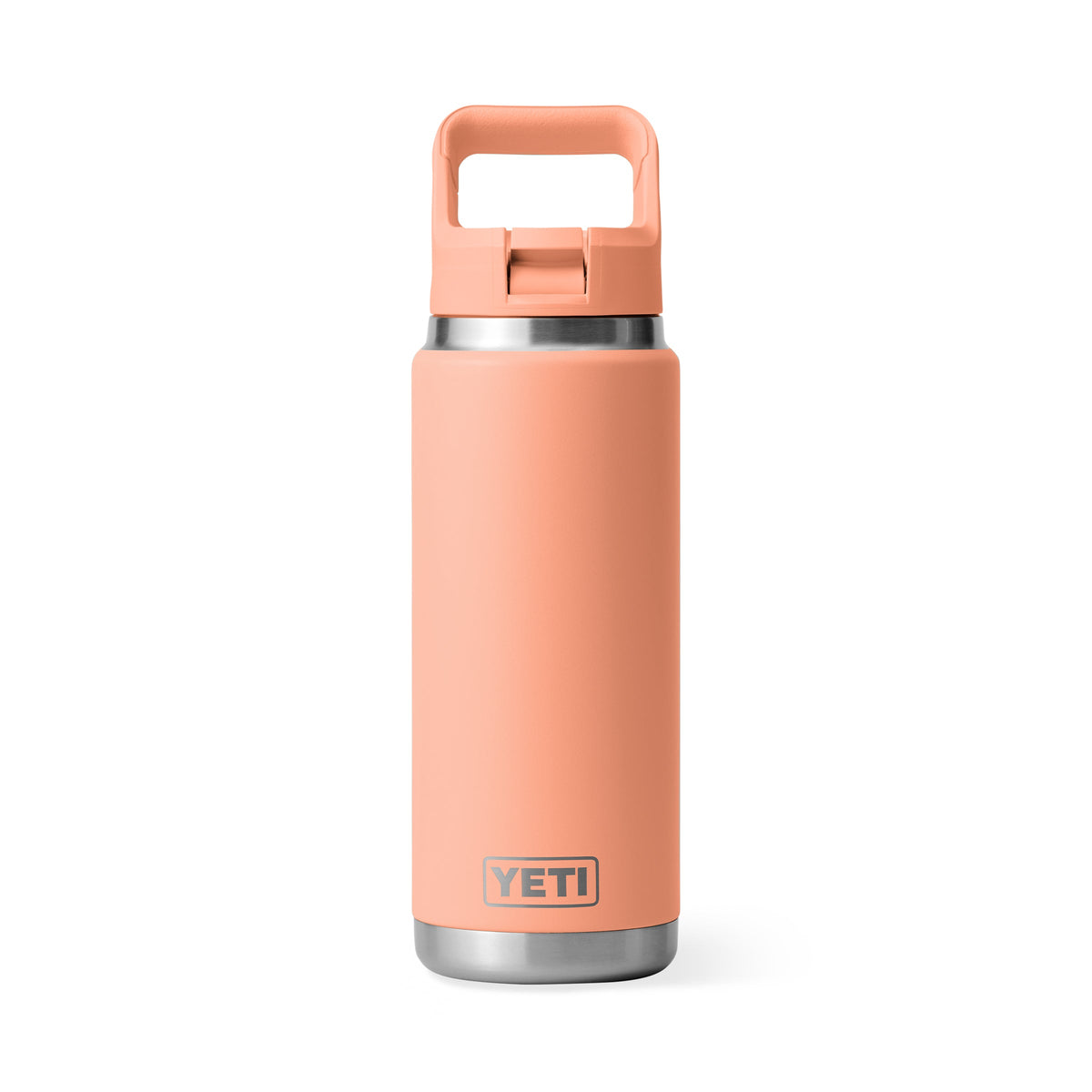 Eine YETI® Flasche Rambler 26 Oz Straw in Lowcountry Peach mit doppelwandig isoliertem Edelstahl, stabilem Griff am Deckel und silbernem Boden steht aufrecht vor weißem Hintergrund.