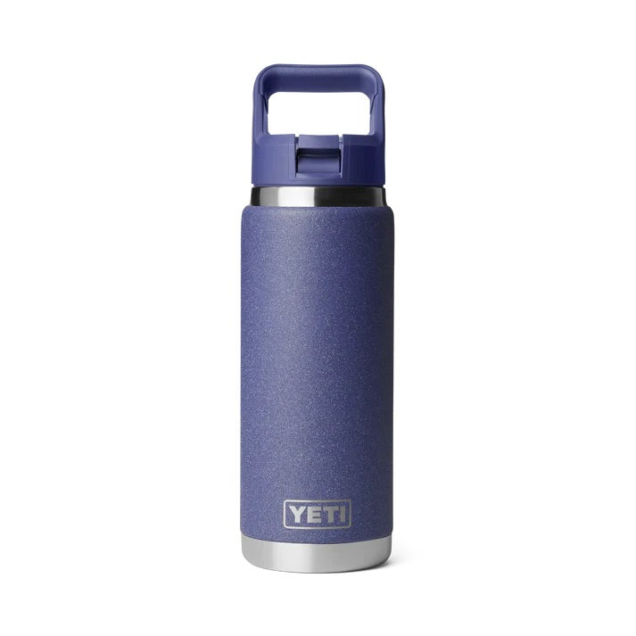 Die YETI® Flasche Rambler 26 Oz Straw - Moon Dust steht aufrecht auf weißem Grund und verfügt über einen Griff am Deckel und einen Boden aus Edelstahl - perfekt, um Ihre Getränke kalt zu halten.