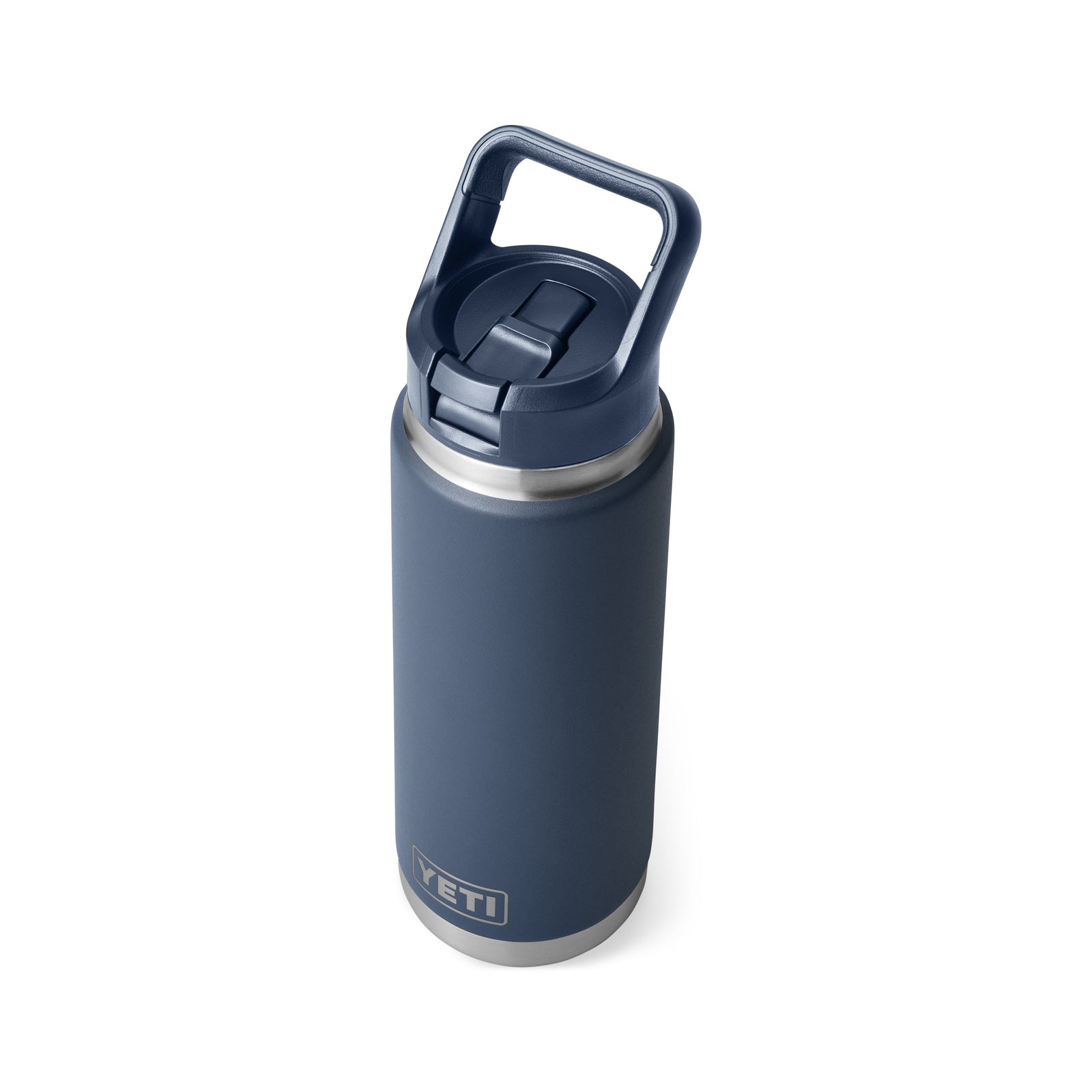 Eine YETI® Flasche Rambler 26 Oz Straw in Marineblau mit Henkel und Schraubdeckel wird vor einem weißen Hintergrund dargestellt.
