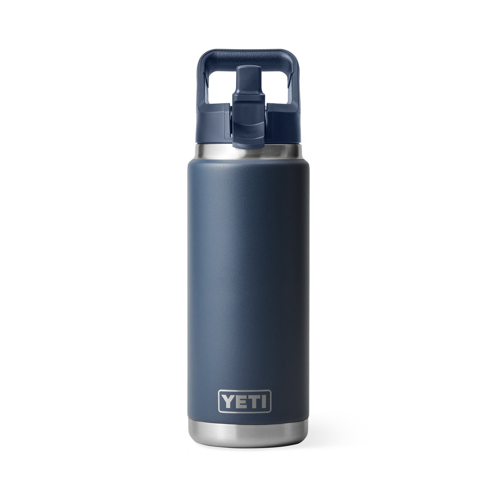 Eine YETI® Flasche Rambler 26 Oz Straw in Navy steht aufrecht auf einem weißen Hintergrund, mit einem grauen Strohdeckel und dem YETI-Logo in der Nähe des Bodens.