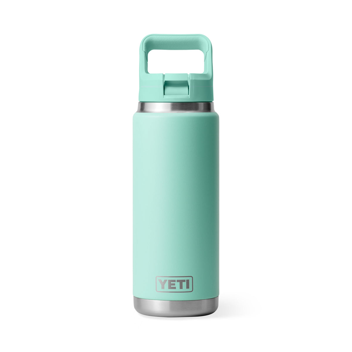 Eine YETI® Flasche Rambler 26 Oz Straw in Seafoam steht aufrecht auf einem weißen Hintergrund und hat einen Griff am Deckel.
