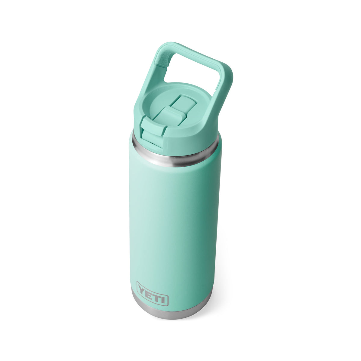 Eine YETI® Flasche Rambler 26 Oz Straw in Seafoam, mit Flip-Top-Strohhalm-Deckel und Griff, ist auf einem weißen Hintergrund fotografiert.