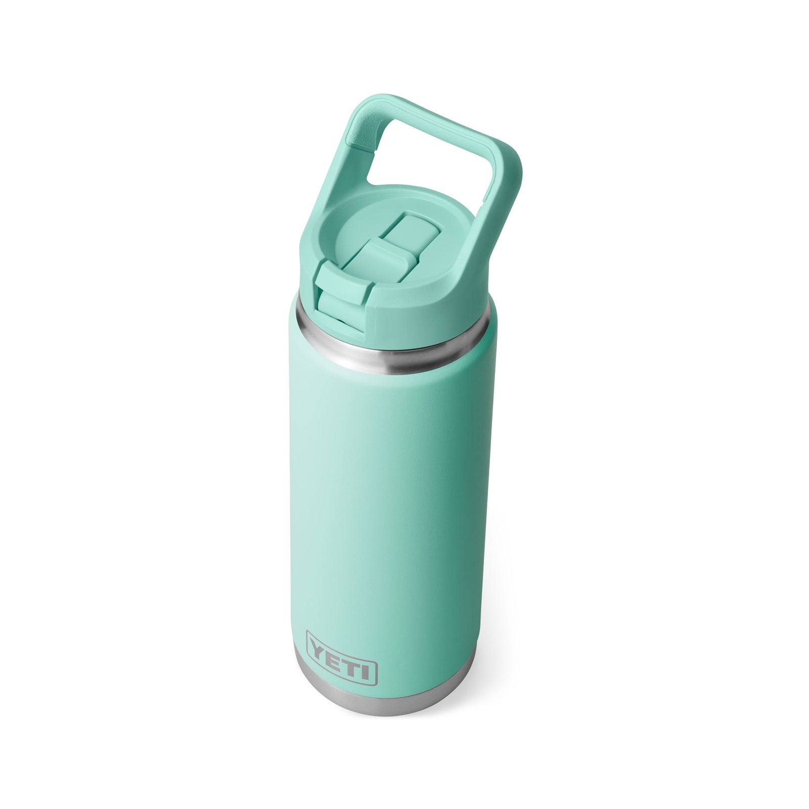 Eine YETI® Flasche Rambler 26 Oz Straw in Seafoam, mit Flip-Top-Strohhalm-Deckel und Griff, ist auf einem weißen Hintergrund fotografiert.