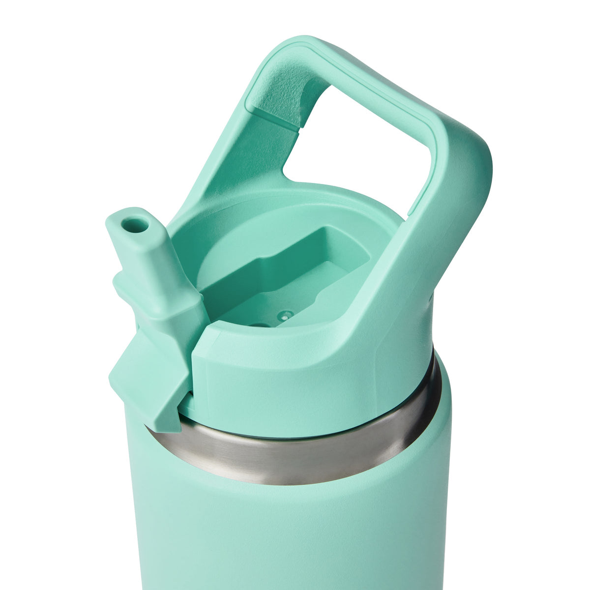 Eine Nahaufnahme der YETI® Flasche Rambler 26 Oz Straw in Seafoam mit stabilem Griff und integriertem Strohhalmdeckel vor weißem Hintergrund.