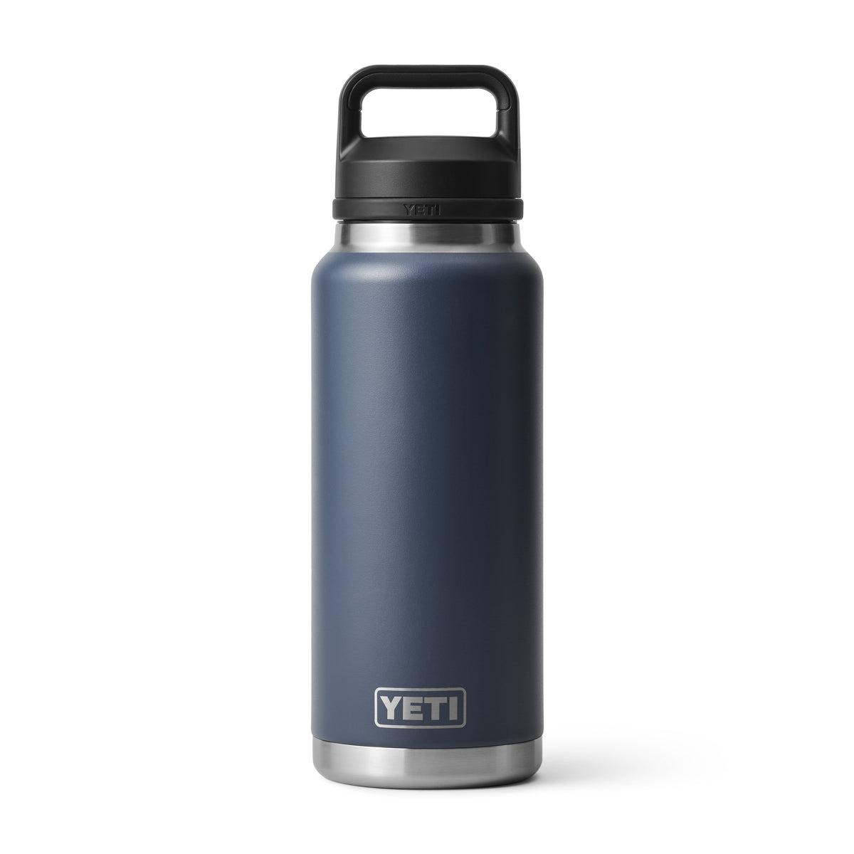 Eine YETI® Flasche Rambler 36 Oz - Navy mit schwarzem Henkeldeckel steht aufrecht vor weißem Hintergrund. Das YETI Logo ist nahe dem Boden dieser isolierten Flasche sichtbar.