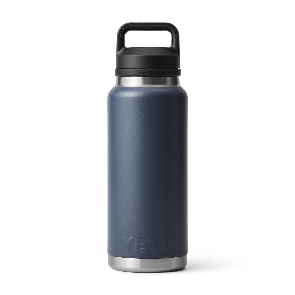 Die YETI® Flasche Rambler 36 Oz - Navy von YETI mit schwarzem Griff und silbernem Boden steht aufrecht vor einem weißen Hintergrund.
