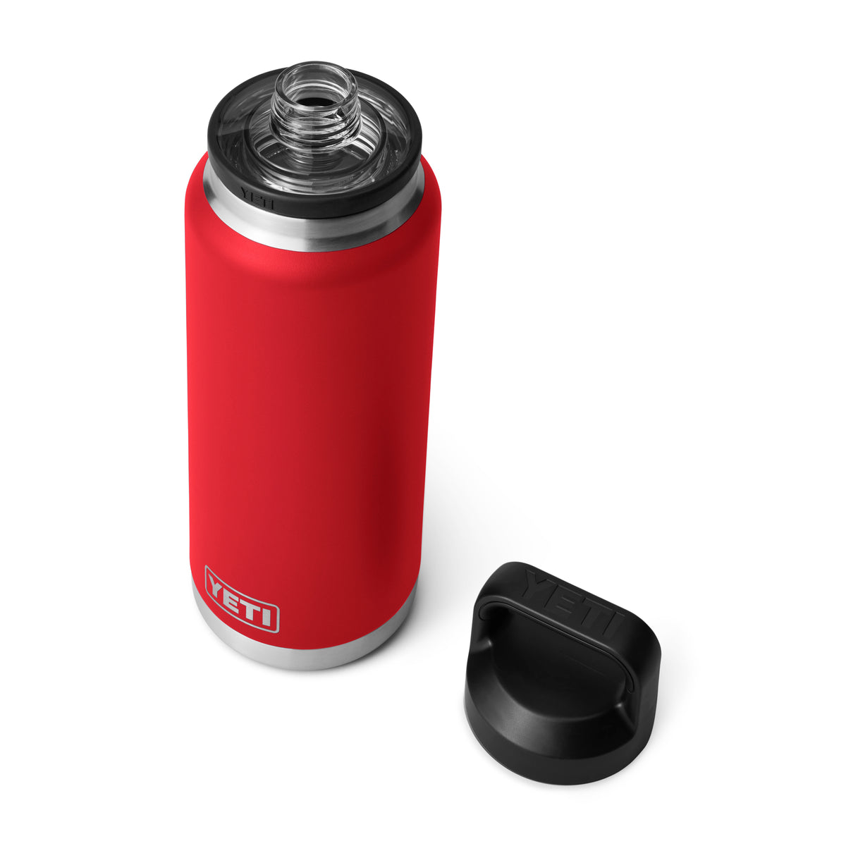 Die YETI® Flasche Rambler 36 Oz in Rescue Red aus Edelstahl steht mit schwarzem Deckel auf weißem Hintergrund. Sie ist spülmaschinenfest, hat eine breite Öffnung und das YETI Logo nahe dem Boden.