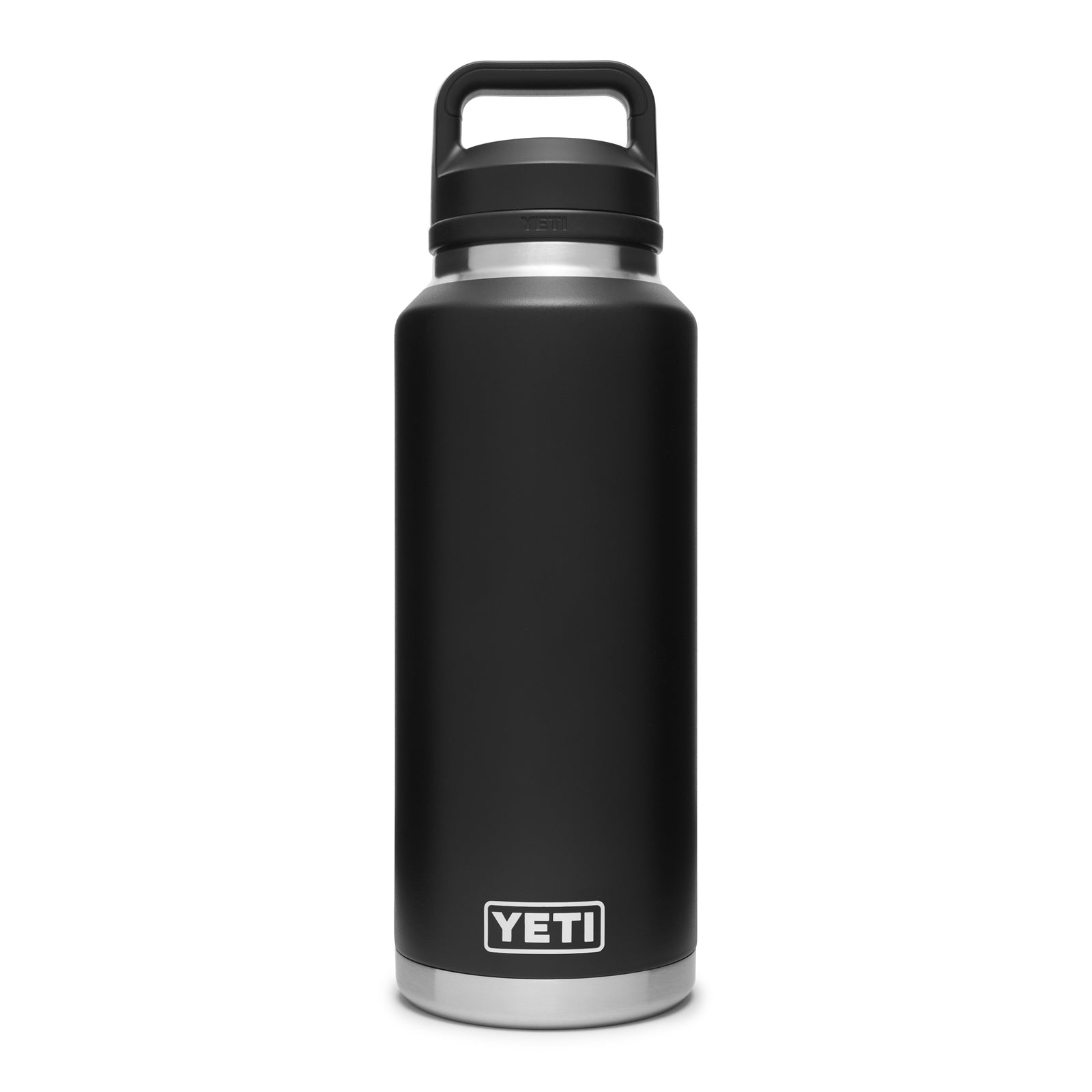 Die YETI® Flasche Rambler 46 OZ - Black aus 18/8 Edelstahl mit silbernem Boden, weitem Mund und stabilem schwarzem Griff am Deckel steht aufrecht vor weißem Hintergrund.