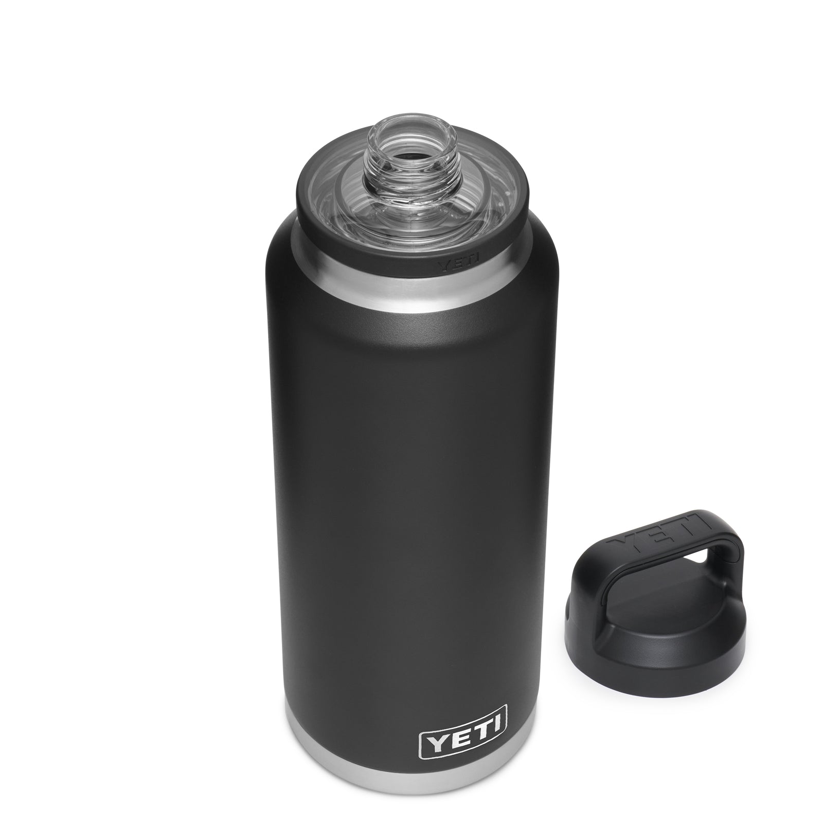 Eine YETI® Flasche Rambler 46 OZ - Black aus 18/8 Edelstahl mit doppelwandiger Vakuumisolierung, der Deckel liegt zur Seite und die weite Öffnung ist zu sehen.