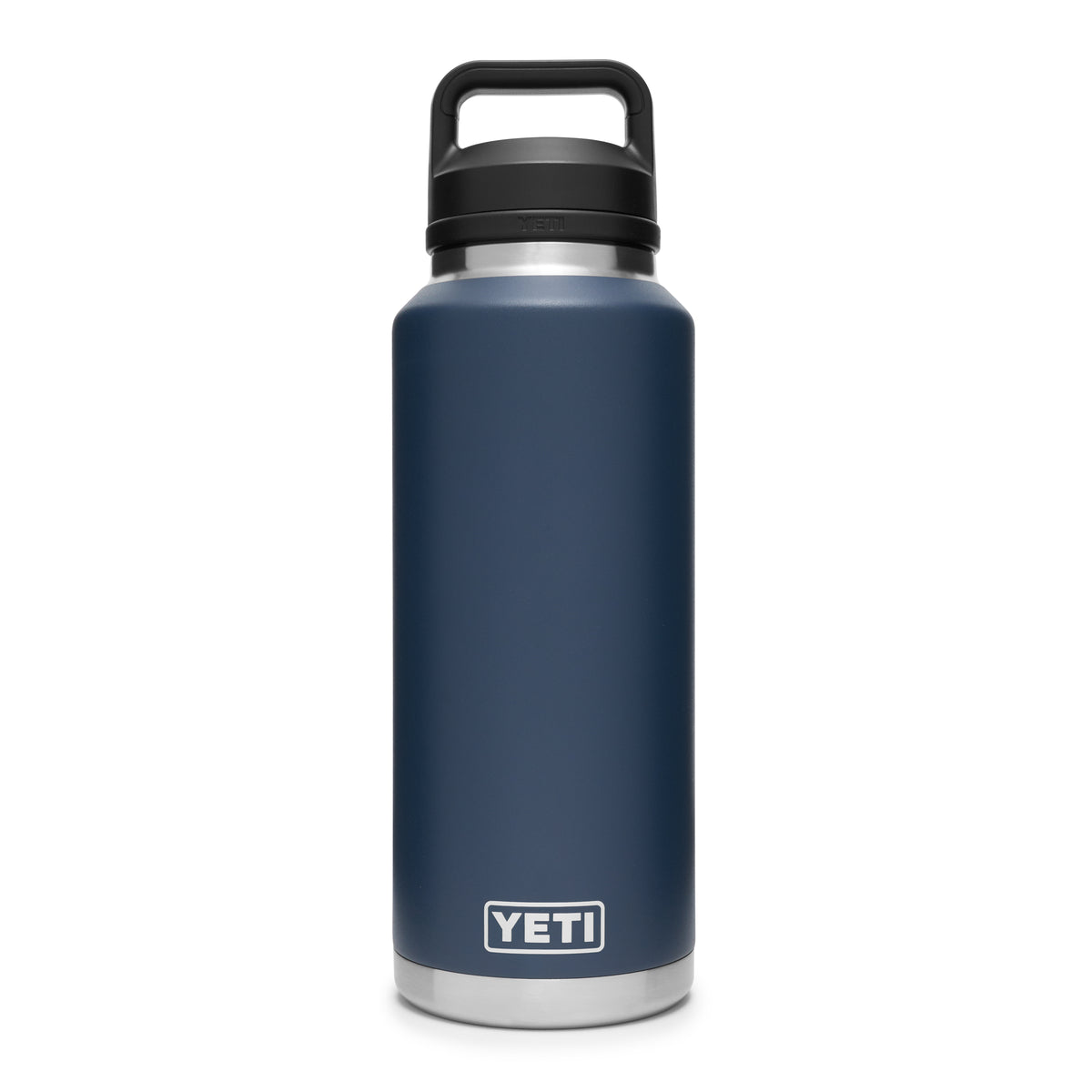 Die YETI® Flasche Rambler 46 OZ in Navy aus 18/8 Edelstahl mit doppelwandiger Vakuumisolierung, schwarzem Griff und silbernem Boden steht aufrecht vor weißem Hintergrund.