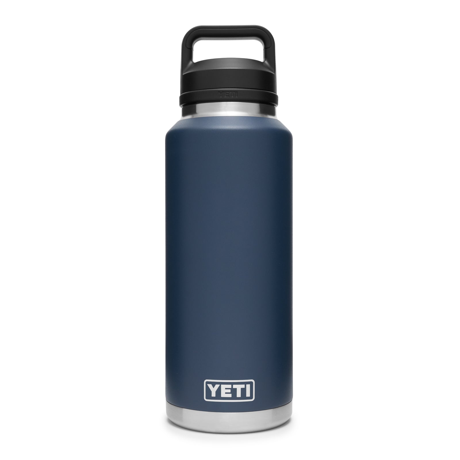 Die YETI® Flasche Rambler 46 OZ in Navy aus 18/8 Edelstahl mit doppelwandiger Vakuumisolierung, schwarzem Griff und silbernem Boden steht aufrecht vor weißem Hintergrund.