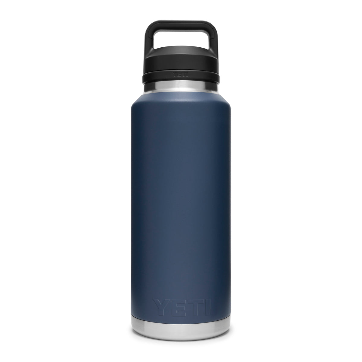 Eine YETI® Flasche Rambler 46 OZ in Navy mit schwarzem Schraubgriffdeckel steht aufrecht auf einem schlichten weißen Hintergrund.