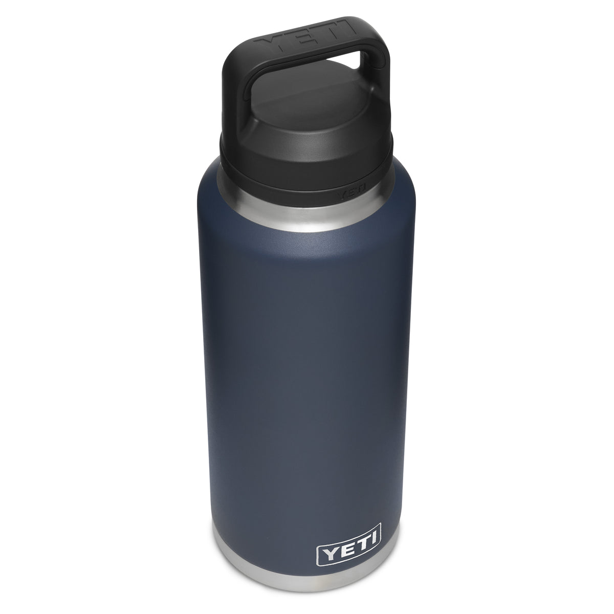 Die YETI® Flasche Rambler 46 OZ - Navy aus 18/8-Edelstahl mit doppelwandiger Vakuumisolierung, schwarzem Schraubdeckel und stabilem Griff steht aufrecht vor weißem Hintergrund.