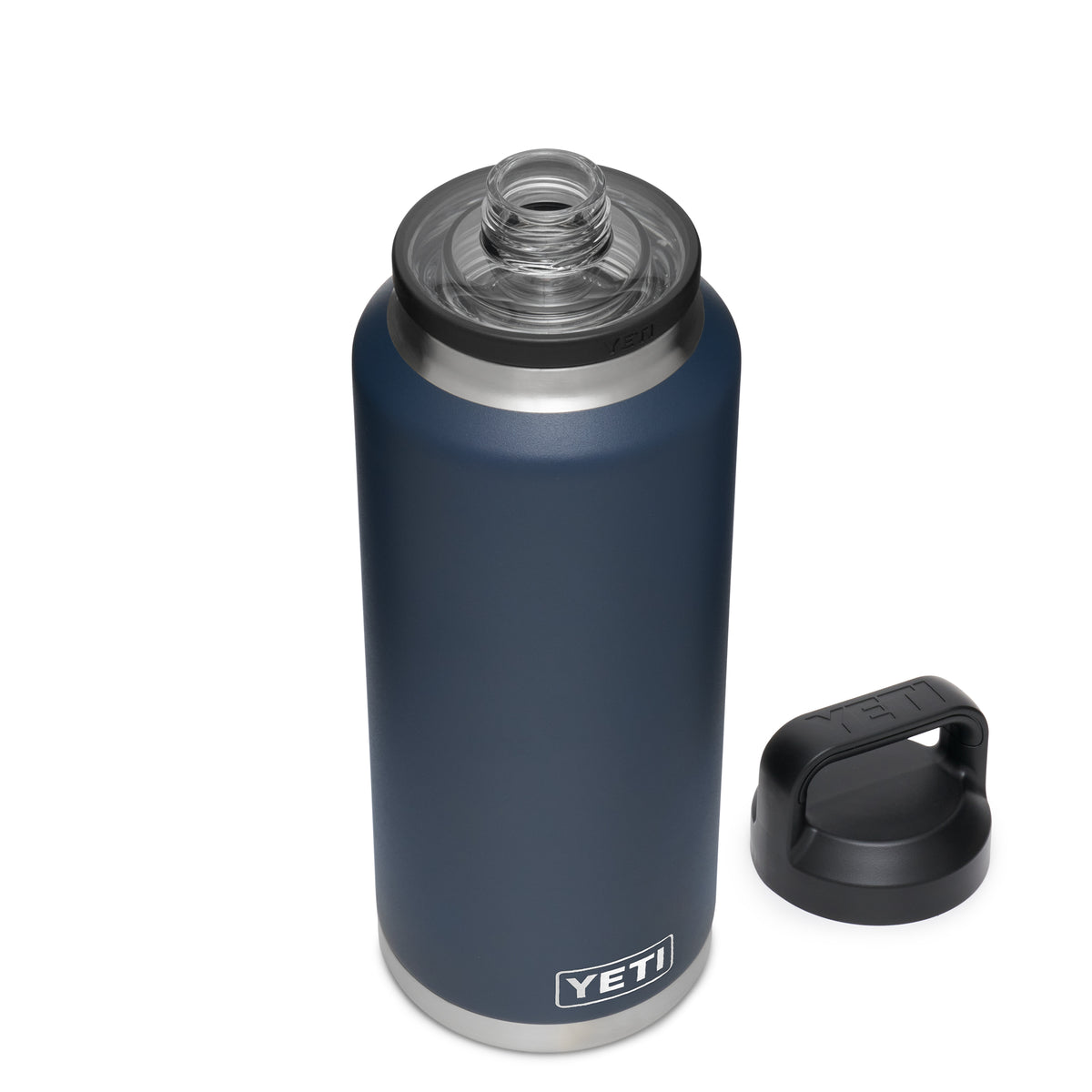 Die YETI® Flasche Rambler 46 OZ - Navy aus 18/8 Edelstahl mit doppelwandiger Vakuumisolierung steht aufrecht, der schwarze Schraubdeckel mit Griff liegt daneben auf weißem Hintergrund.