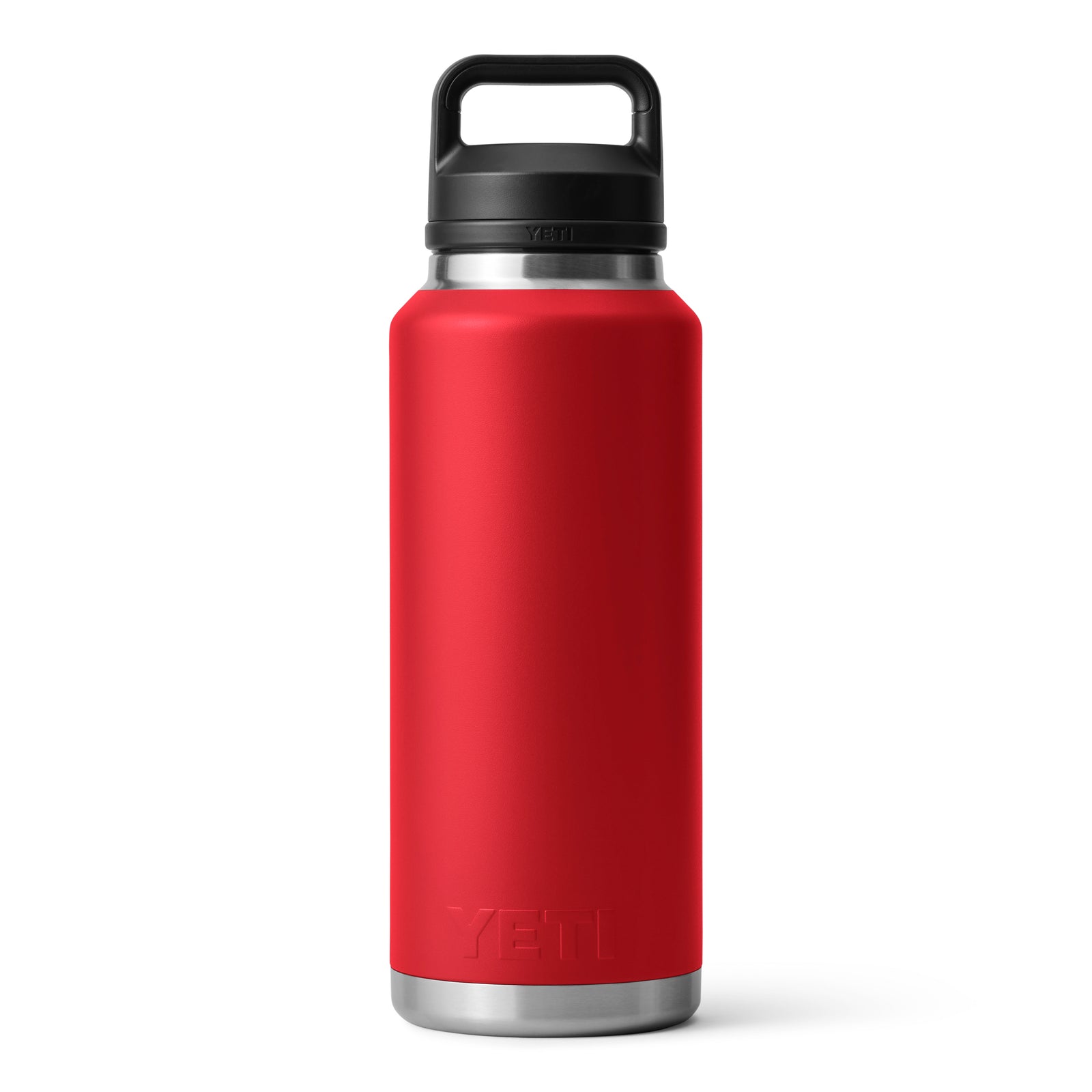 Die YETI® Flasche Rambler 46 OZ in Rescue Red aus 18/8 Edelstahl mit doppelwandiger Vakuumisolierung, schwarzem Schraubdeckel und Tragegriff steht vor weißem Hintergrund; das geprägte YETI-Logo befindet sich am Boden.