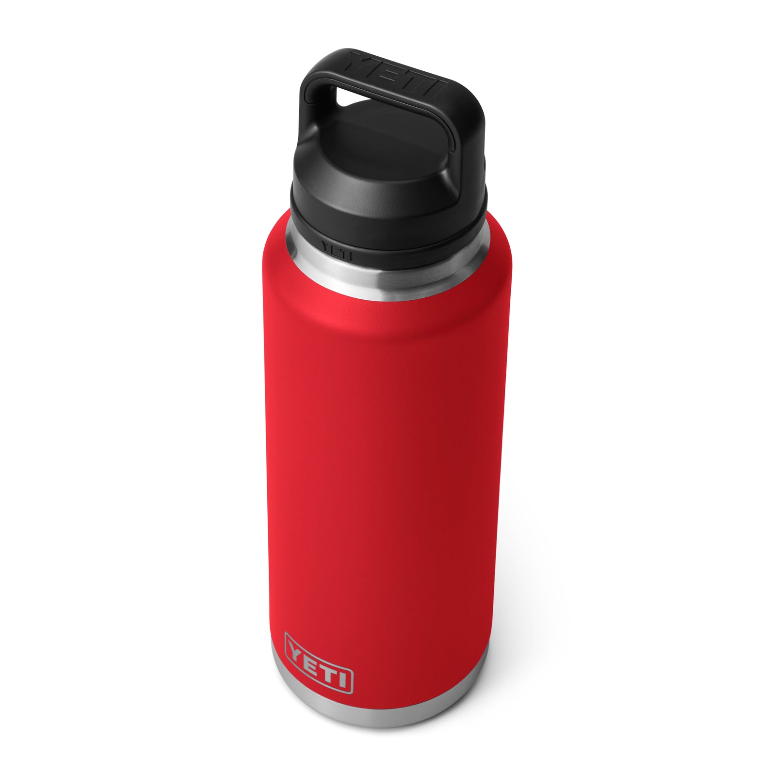 Die YETI® Flasche Rambler 46 OZ in Rescue Red besteht aus 18/8 Edelstahl mit doppelwandiger Vakuumisolierung, schwarzem Schraubdeckel mit Griff und YETI-Logo nahe der Basis.