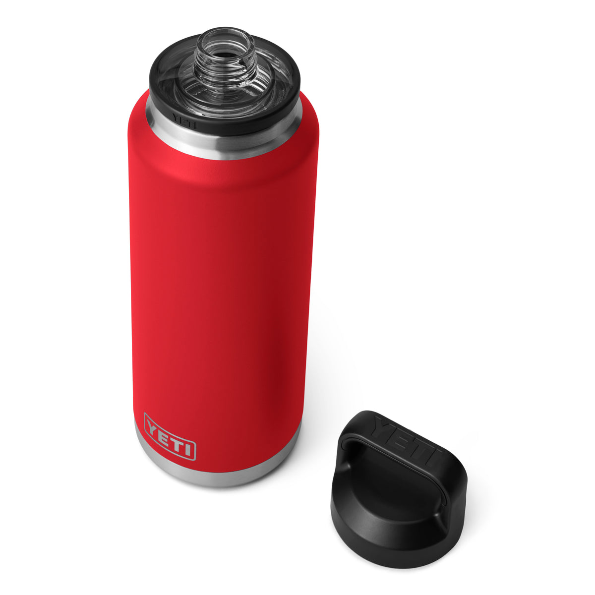 Die YETI® Flasche Rambler 46 OZ - Rescue Red aus Edelstahl mit doppelwandiger Vakuumisolierung steht offen auf weißem Hintergrund, der schwarze Schraubdeckel liegt daneben und das Gewinde ist sichtbar.