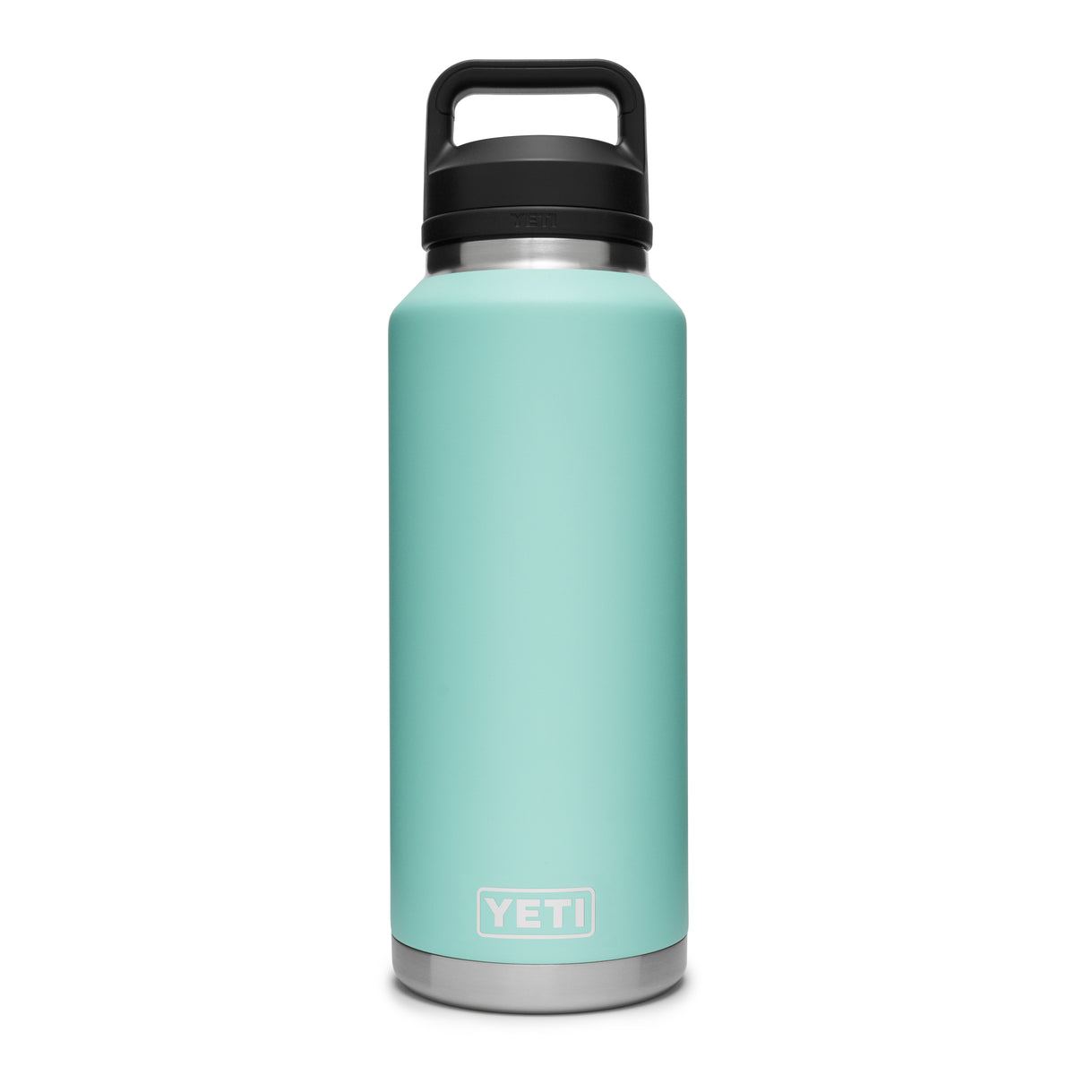 Eine YETI® Flasche Rambler 46 OZ in Seafoam aus 18/8 Edelstahl mit doppelwandiger Vakuumisolierung, schwarzem Deckel und silbernem Boden steht aufrecht vor weißem Hintergrund.