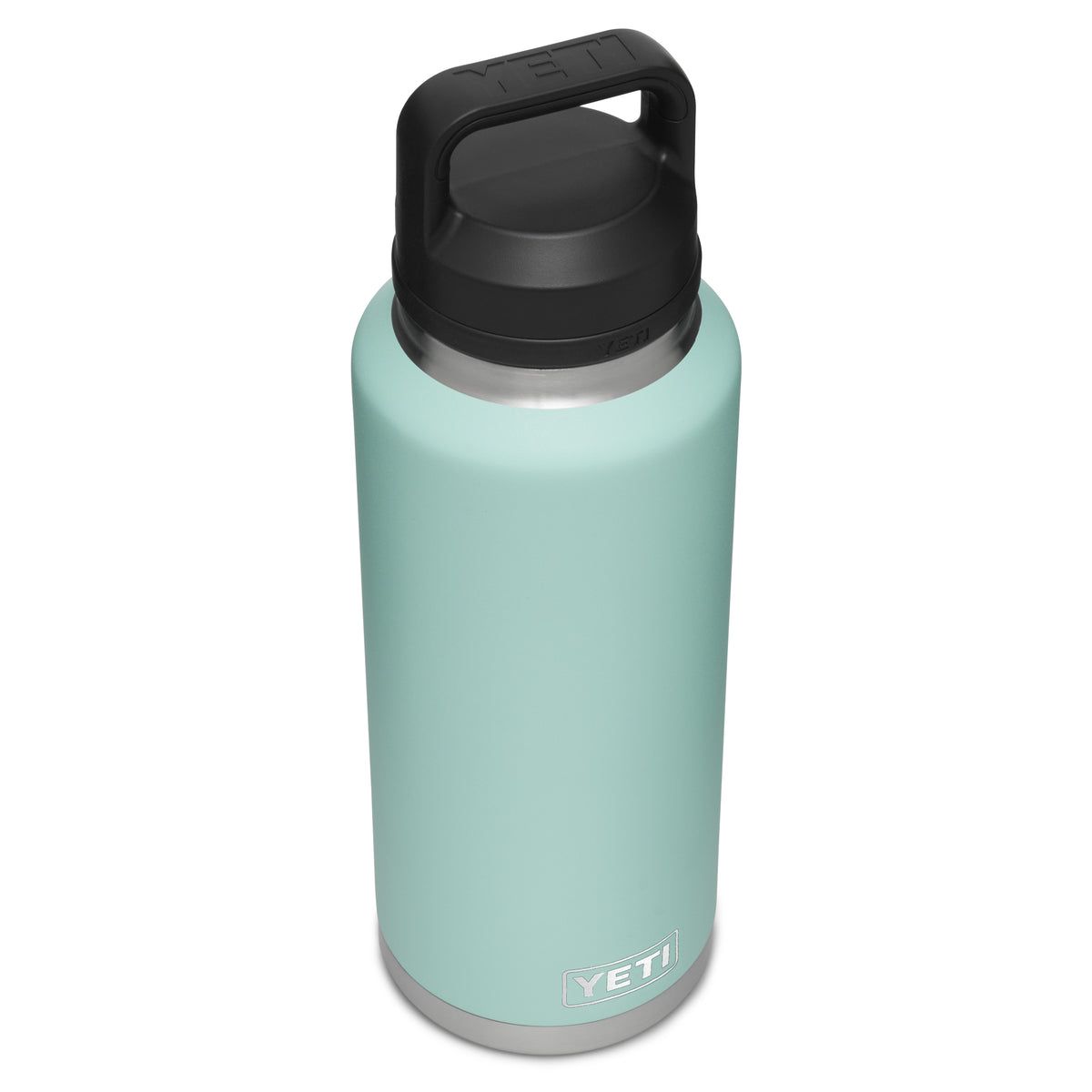 Die YETI® Flasche Rambler 46 OZ in Seafoam aus 18/8 Edelstahl mit doppelwandiger Vakuumisolierung und schwarzem Schraubdeckel samt Griff, aus schräger Vogelperspektive betrachtet.