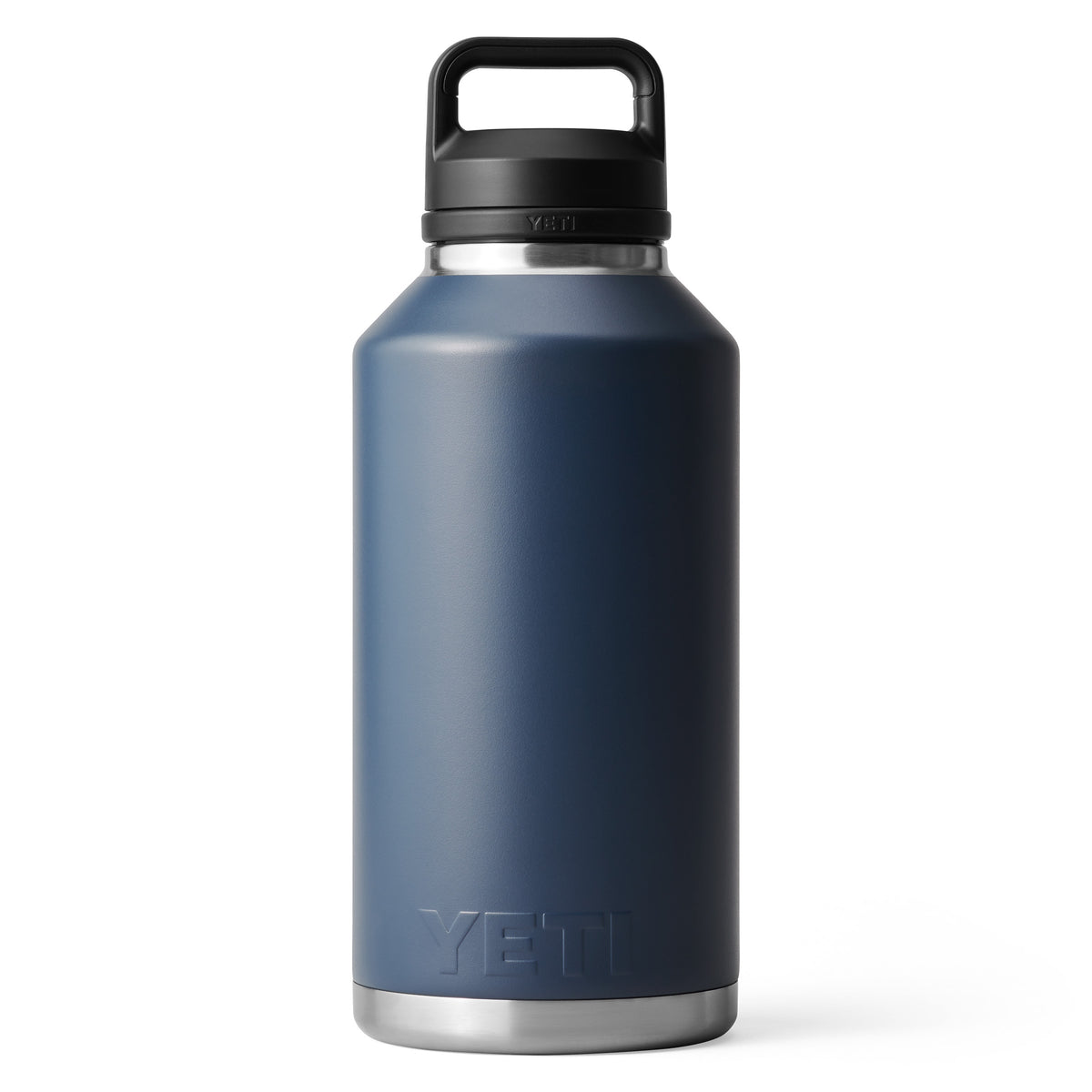 Die YETI® Flasche Rambler 64 OZ - Navy von YETI steht aufrecht vor einem weißen Hintergrund und verfügt über einen großen dunkelblauen Körper, einen schwarzen Griff und silberne Akzente.