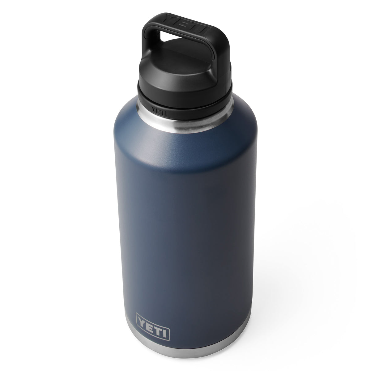 Eine YETI® Flasche Rambler 64 OZ - Navy mit schwarzem Schraubverschluss und eingebautem Griff, dargestellt aus der schrägen Draufsicht auf Weiß. Die doppelwandige Vakuumisolierung von YETI hält Getränke stundenlang kalt.