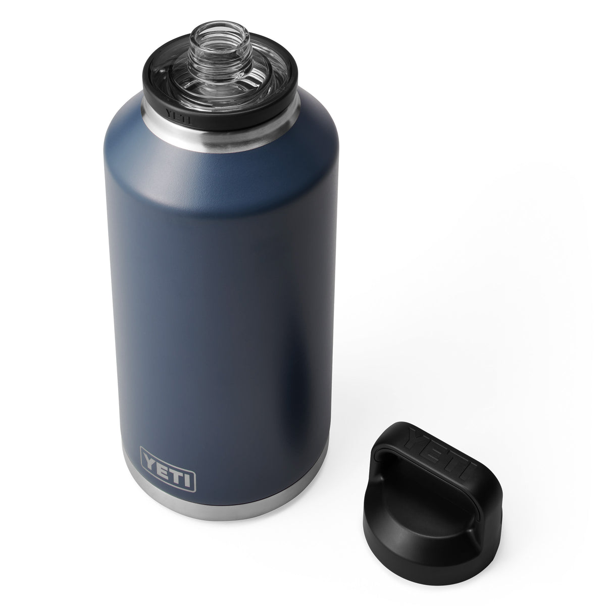 Eine YETI® Flasche Rambler 64 OZ - Navy der Marke YETI steht neben ihrem schwarzen Schraubdeckel auf weißem Hintergrund.