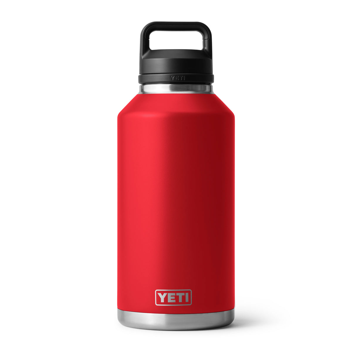 Eine YETI® Flasche Rambler 64 OZ - Rescue Red steht aufrecht auf weißem Hintergrund, mit doppelwandiger Vakuumisolierung, schwarzem Griffdeckel, silbernem Boden und dem YETI-Logo am Boden.