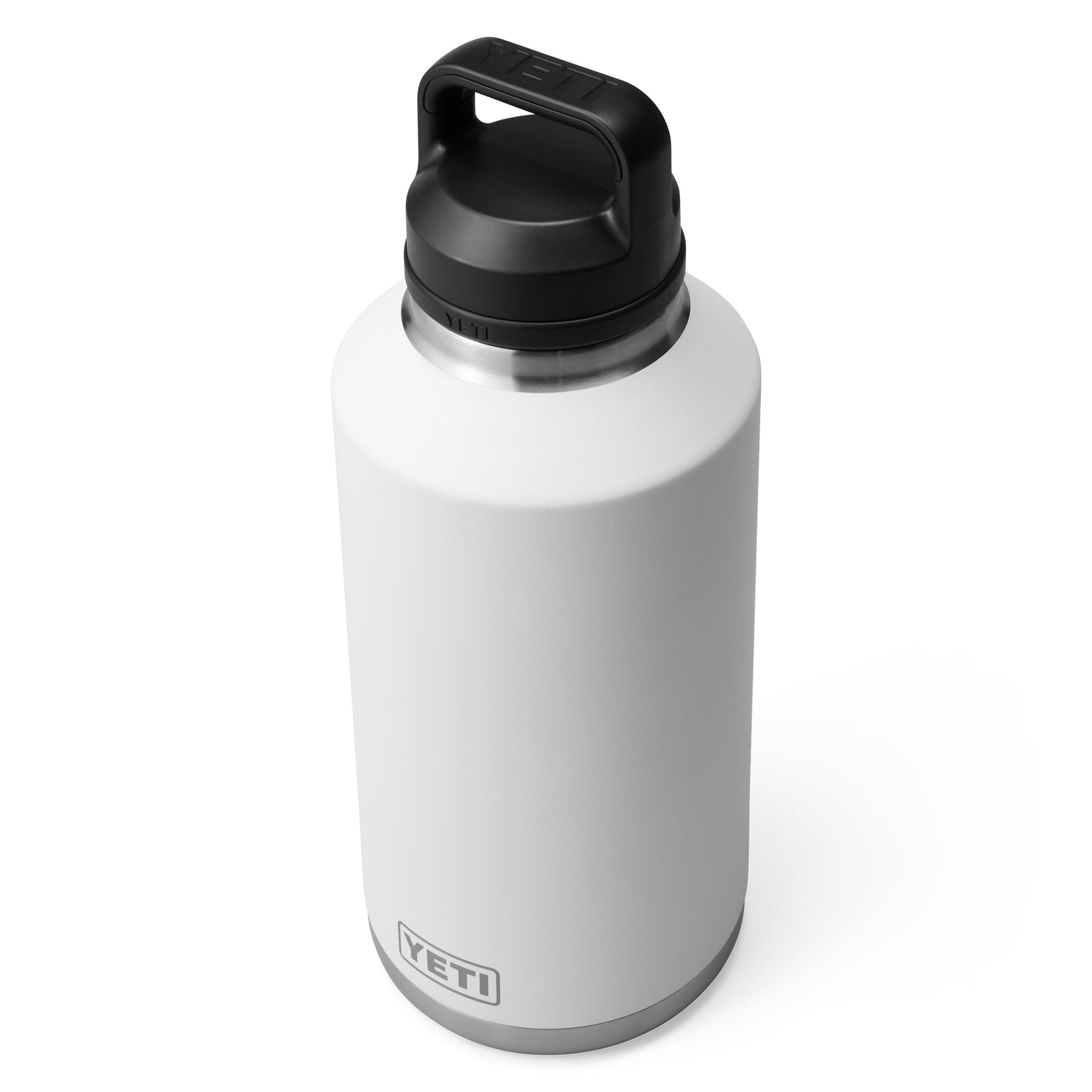 YETI® Flasche Rambler 64 OZ - White mit schwarzem Chug Cap und Tragegriff, präsentiert vor weißem Hintergrund.