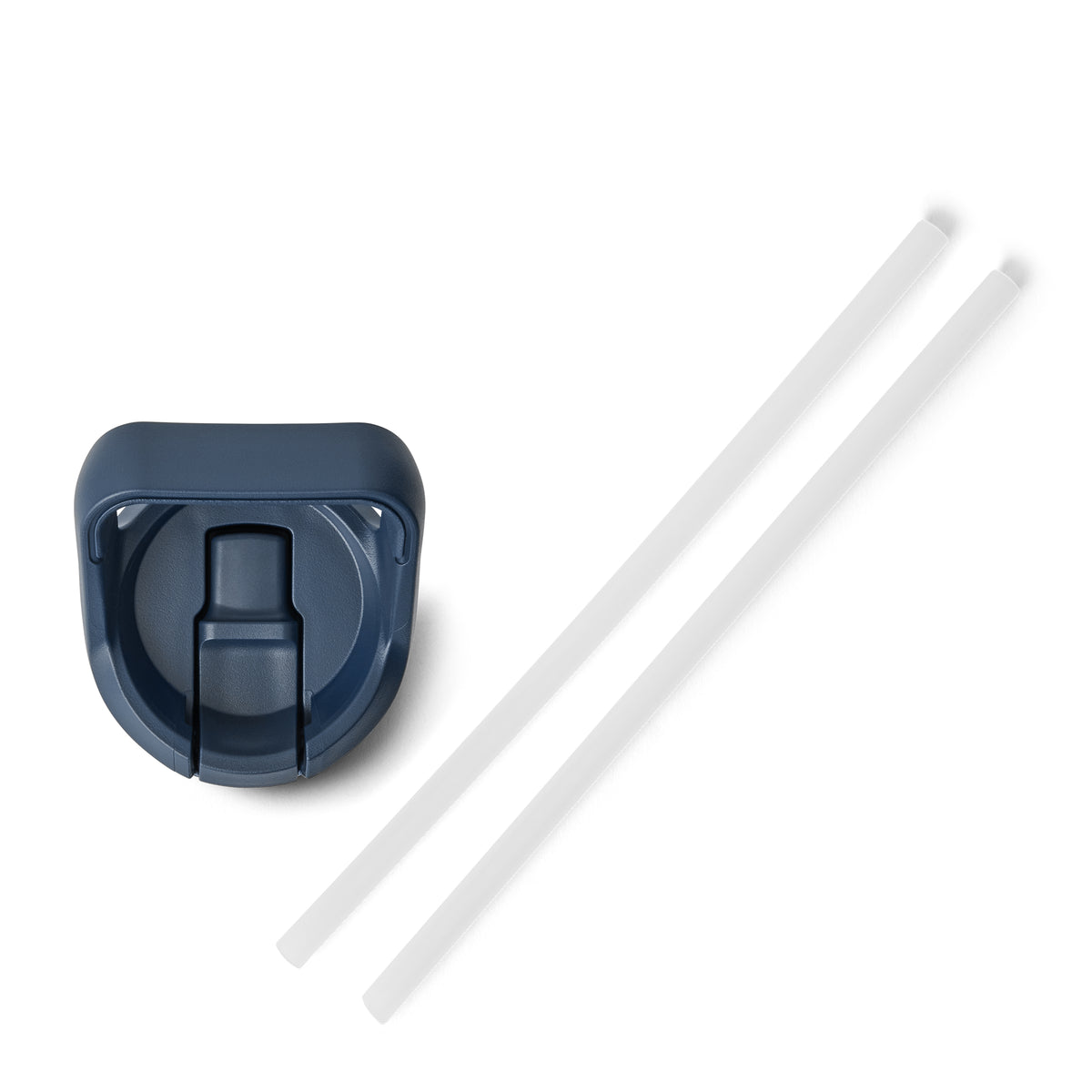 Ein marineblauer Kunststoff-Klappdeckel für die YETI® Flasche Rambler JR 12 Oz Straw Bottle von YETI, abgebildet neben zwei klaren wiederverwendbaren Strohhalmen auf weißem Hintergrund.