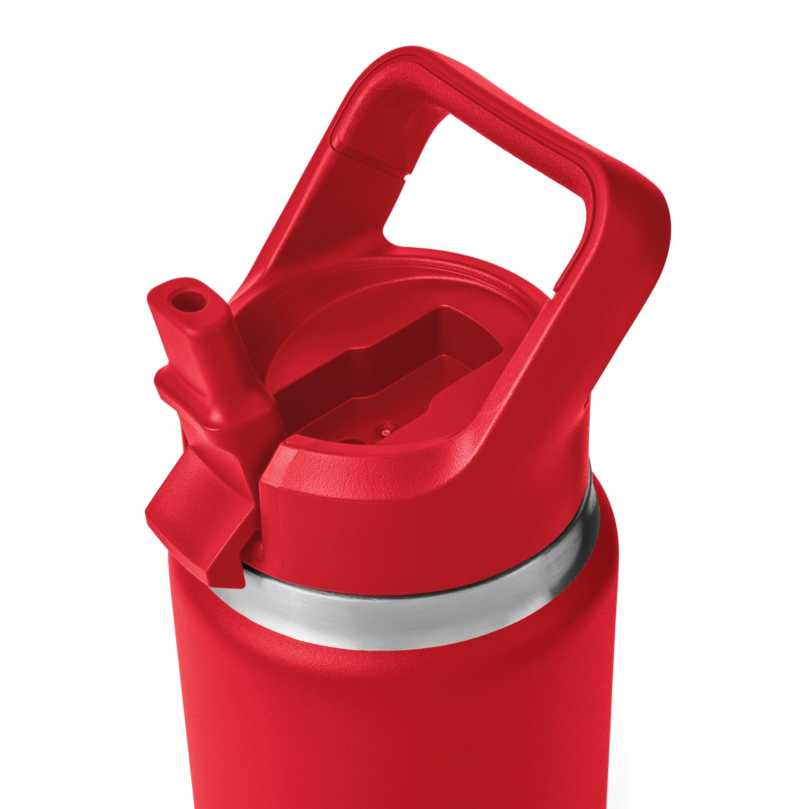 Nahaufnahme einer roten YETI® Flasche Rambler JR 12 Oz Straw Bottle - Rescue Red mit offenem Flip-Top-Deckel, Tragegriff, eingebautem Strohhalmauslauf und Edelstahlkragen; diese vakuumisolierte Flasche hält Getränke auf der richtigen Temperatur.