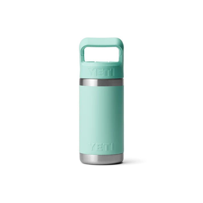 Die YETI® Flasche Rambler JR 12 Oz Straw Bottle in Seafoam besticht durch vakuumisoliertes Design, robusten Edelstahlboden und praktischen Tragegriff-Deckel. Das geprägte YETI Branding setzt auf dem weißen Hintergrund Akzente.