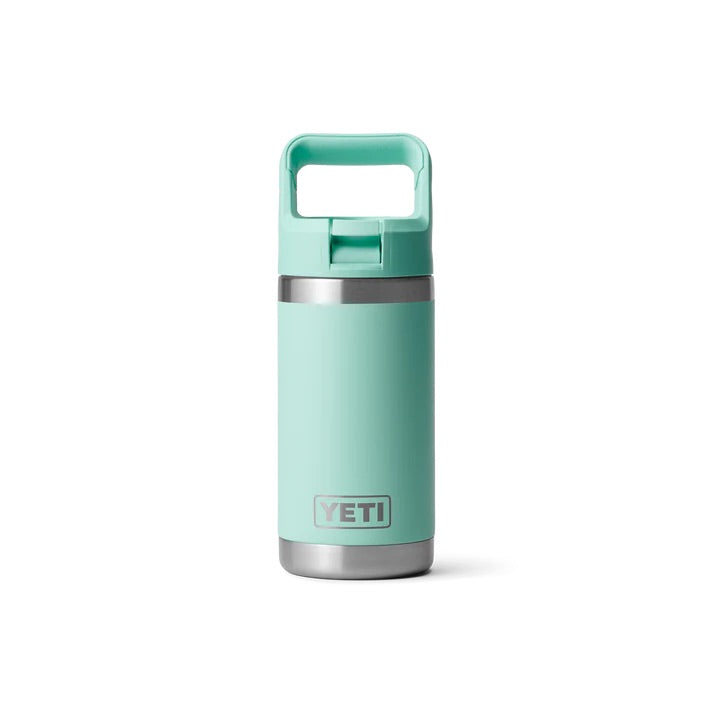 Eine YETI® Rambler JR 12 Oz Strohhalmflasche in Seafoam, mit einem Griff an der Oberseite, Edelstahlakzenten und dem YETI-Logo auf der Vorderseite, dargestellt auf weißem Hintergrund.