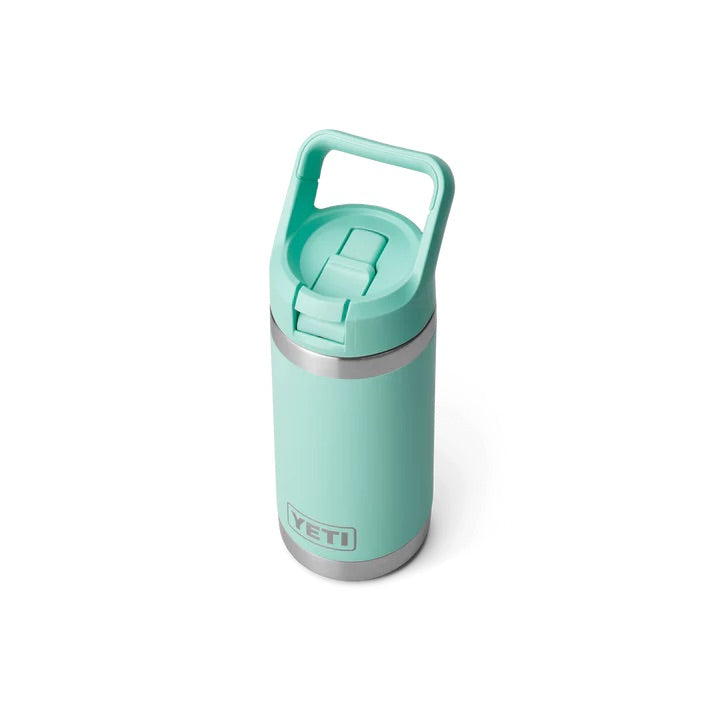 Eine YETI® Flasche Rambler JR 12 Oz Strohhalm Flasche in Seafoam ist auf einem weißen Hintergrund angezeigt. Sie verfügt über einen robusten Edelstahlboden, einen Flip-Top-Strohhalmdeckel mit Griff und ein vakuumisoliertes Design, um Getränke kalt zu halten.