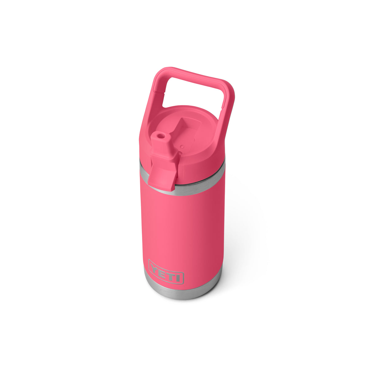 Die YETI® Flasche Rambler JR 12 Oz Straw Bottle in Tropical Pink verfügt über einen Flip-Top-Auslauf, einen Tragegriff und ein YETI-Logo in der Nähe des silbernen Bodens. Diese Kinderflasche Edelstahl ist auf einem weißen Hintergrund abgebildet.