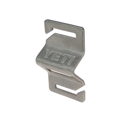 Der YETI® Flaschenöffner - Mollele Bottle Opener ist ein Edelstahlöffner mit "YETI"-Gravur und Doppelhaken, perfekt zur sicheren Befestigung an Ihrem MOLLE-System.