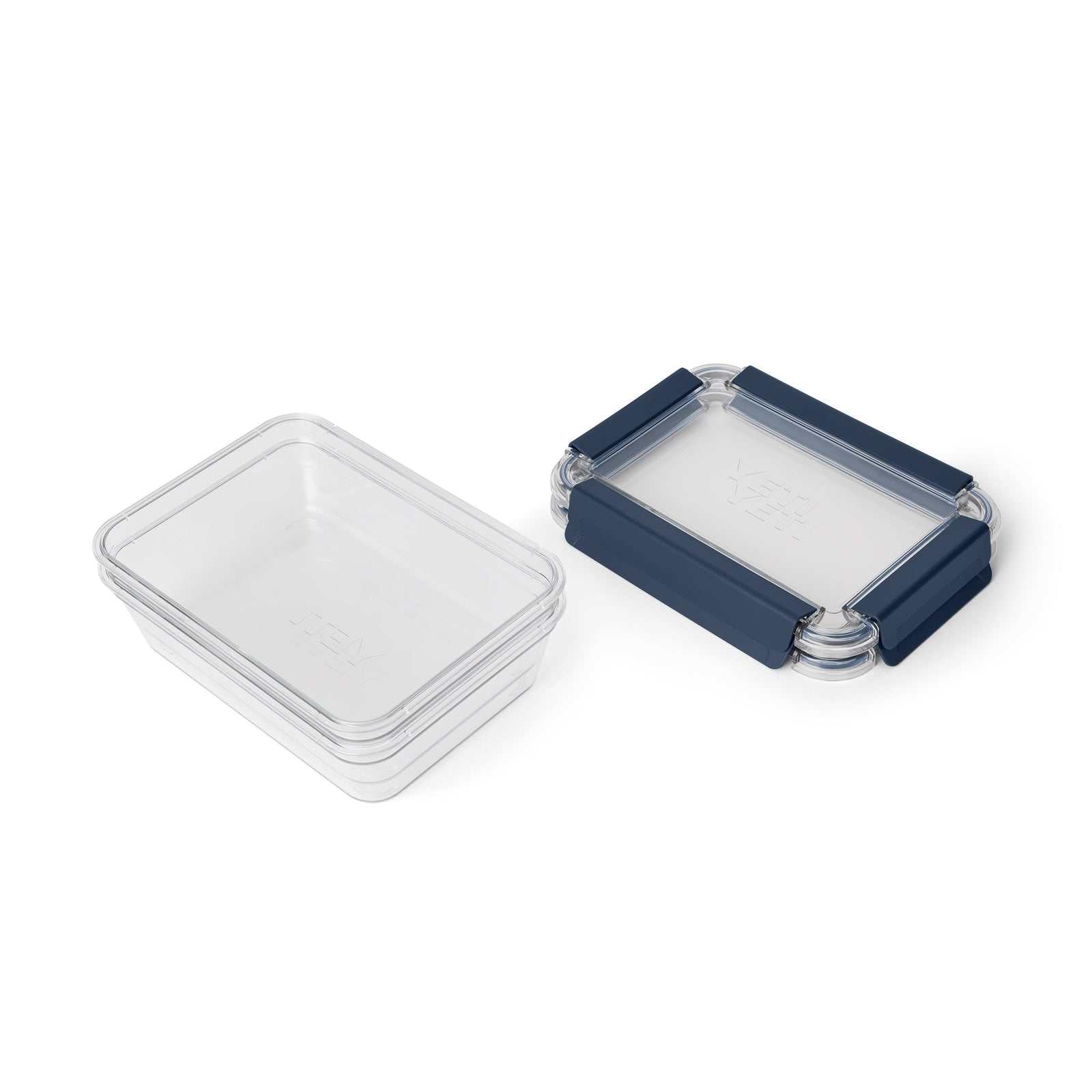 Links sind zwei YETI® Food Storage Large Container von YETI gestapelt, rechts ein passender klarer Deckel mit dunkelblauen Verschlussklappen - perfekt für die Lebensmittelbewahrung unterwegs.