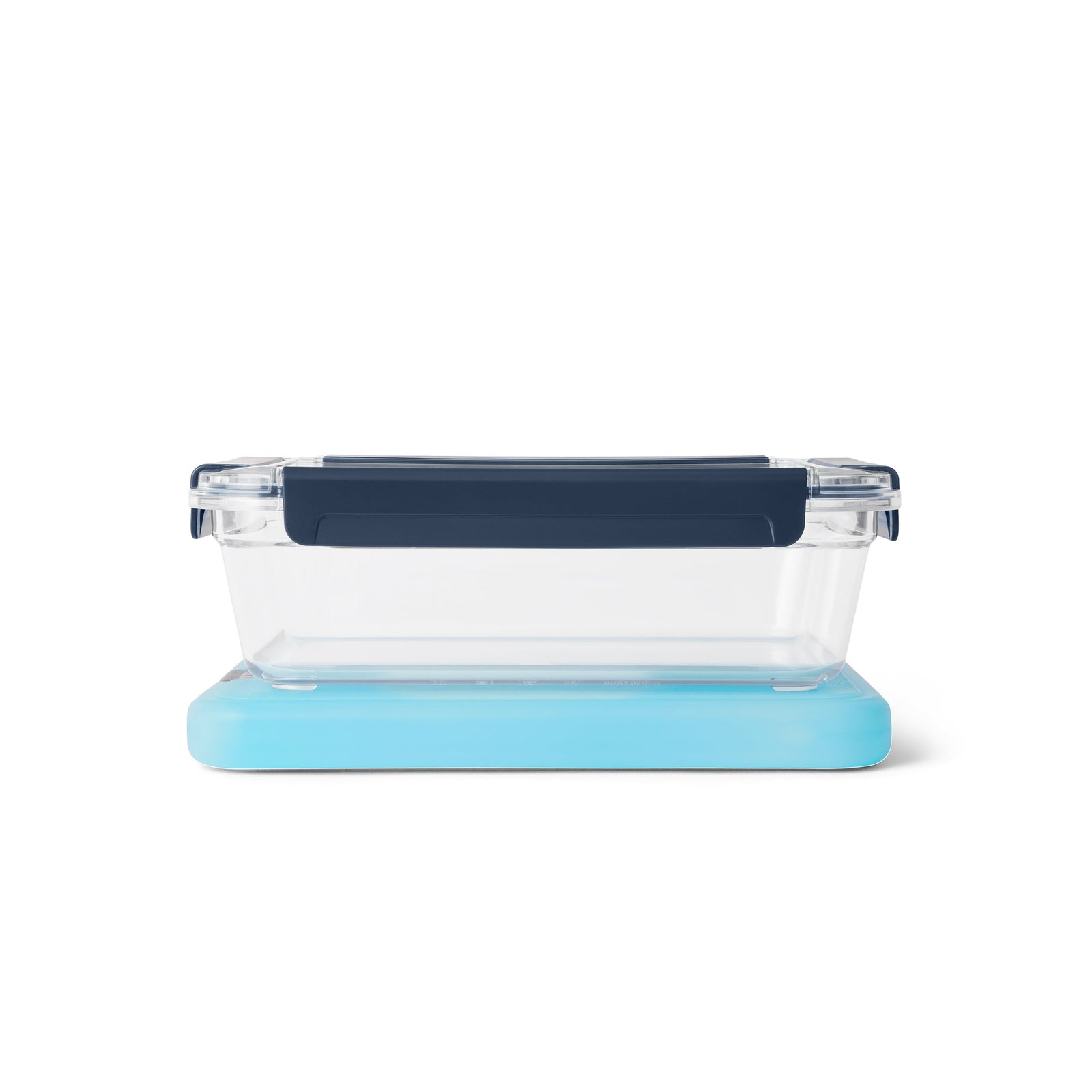 Der YETI® Food Storage Large von YETI ist ein durchsichtiger, rechteckiger Behälter mit einem dunkelblauen, BPA-freien Deckel und einem hellblauen Boden, der vor einem weißen Hintergrund fotografiert wurde - perfekt für die Aufbewahrung von Lebensmitteln unterwegs.