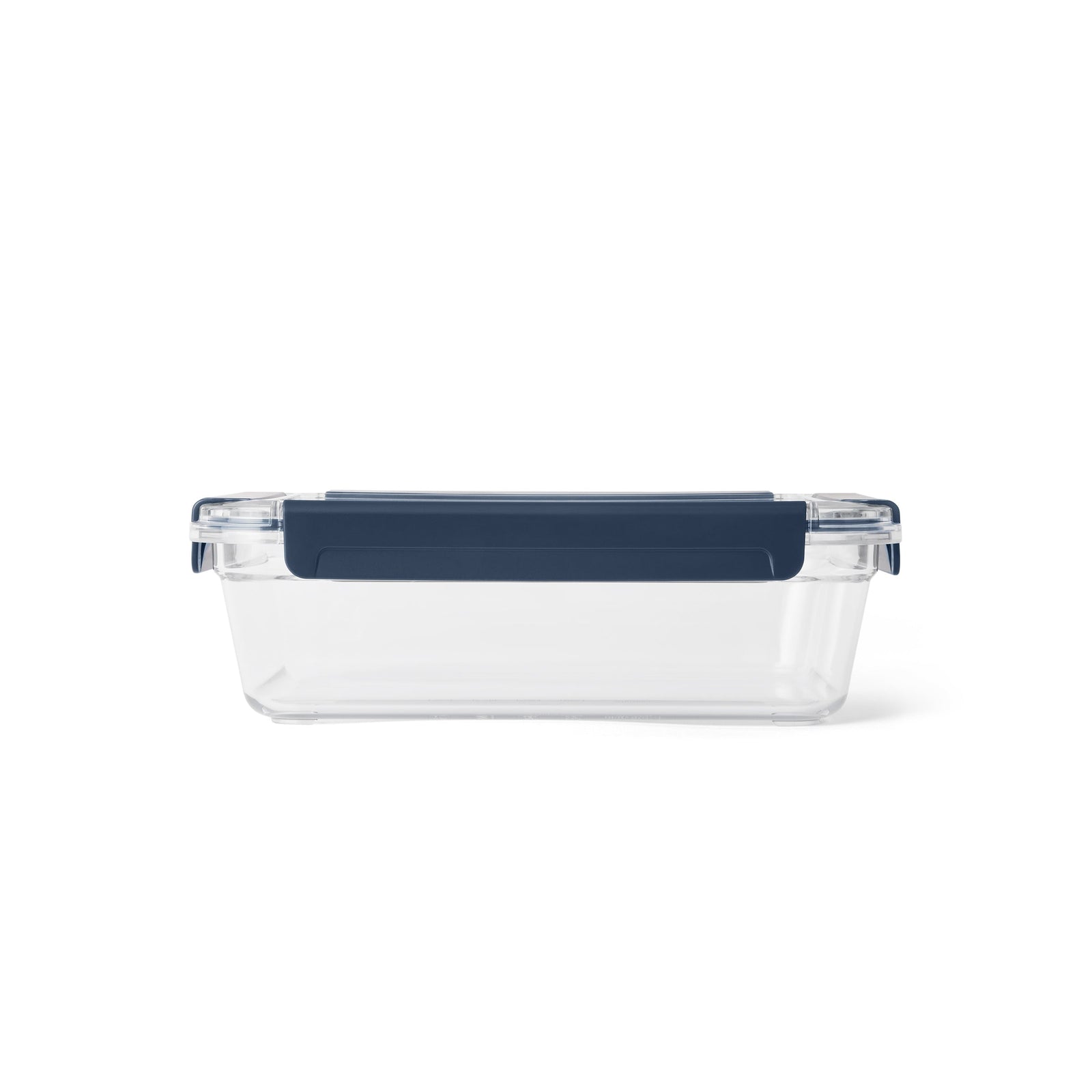 Der YETI® Food Storage Large ist ein durchsichtiger, rechteckiger Lebensmittelbehälter von YETI mit einem marineblauen Deckel, der seitlich vor einem weißen Hintergrund abgebildet ist - perfekt für die Aufbewahrung von Lebensmitteln unterwegs und aus BPA-freiem Material hergestellt.