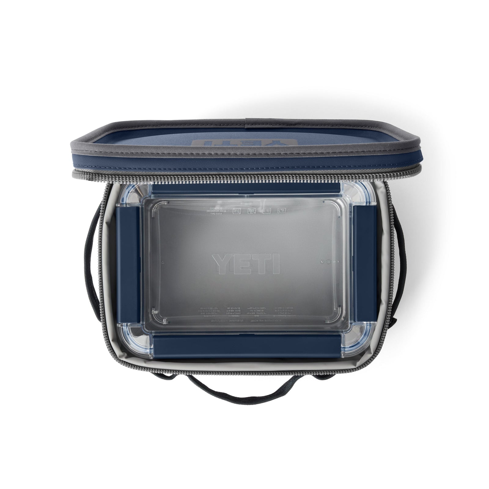 Draufsicht auf eine geöffnete YETI-Lunchbag mit einer BPA-freien, marineblauen und grauen YETI® Food Storage Large im Inneren - ideal für die Aufbewahrung von Lebensmitteln unterwegs. Das YETI-Logo ist auf dem Deckel des Behälters sichtbar.