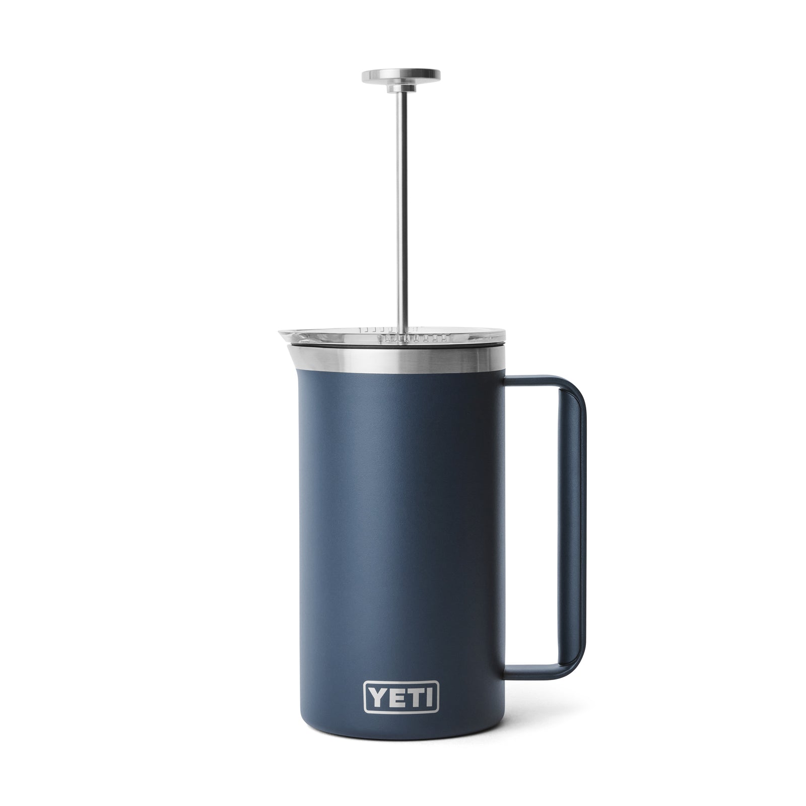 Die YETI® French Press 34 Oz in navy verfügt über eine doppelwandige Vakuumisolierung, einen Edelstahlkolben und -griff sowie das YETI-Logo auf der Vorderseite, das auf weißem Hintergrund abgebildet ist.