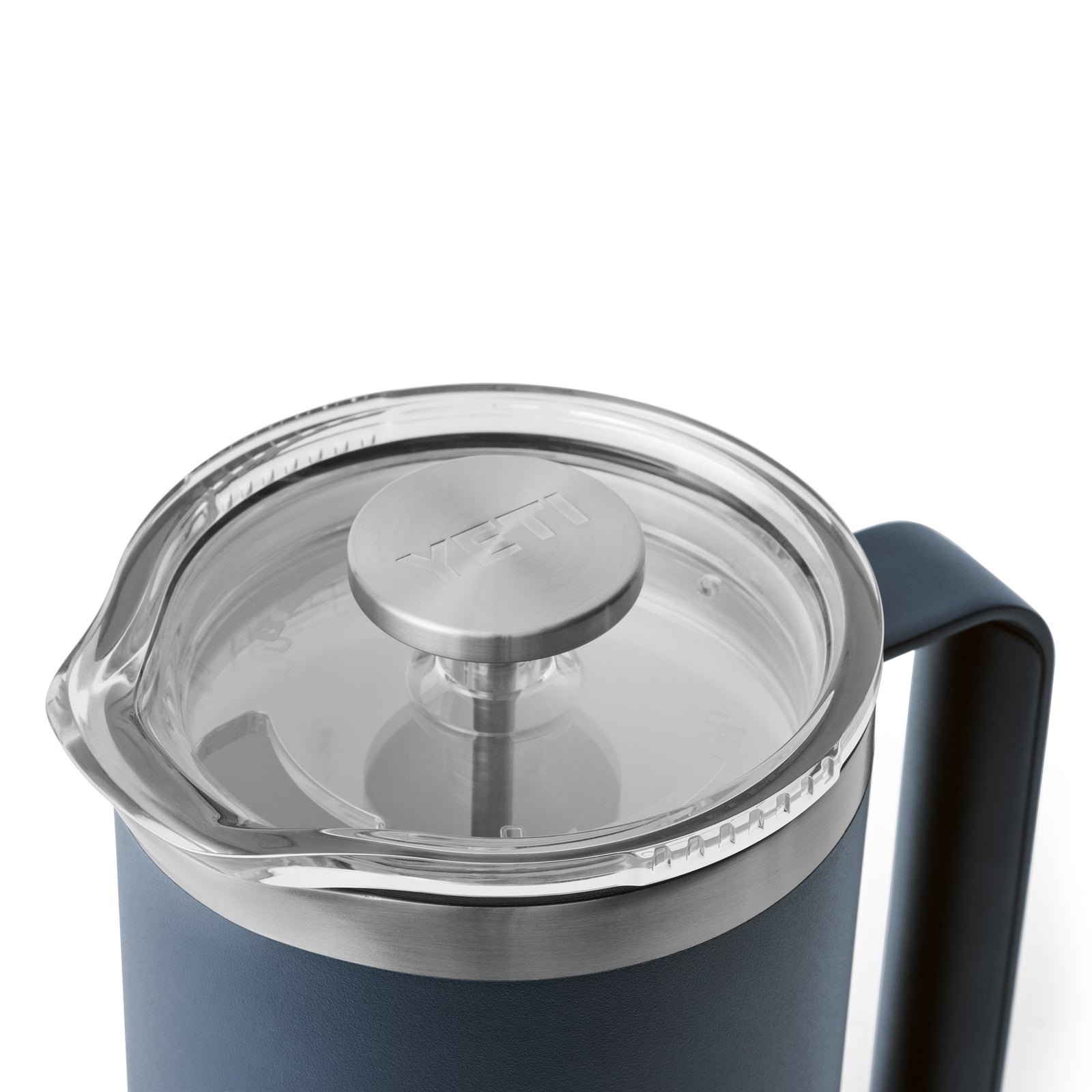 Eine Nahaufnahme der YETI® French Press 34 Oz in Navy mit doppelwandiger Vakuumisolierung, durchsichtigem Deckel, Edelstahlkolben und dem YETI-Logo auf dem oberen Griff vor einem weißen Hintergrund.