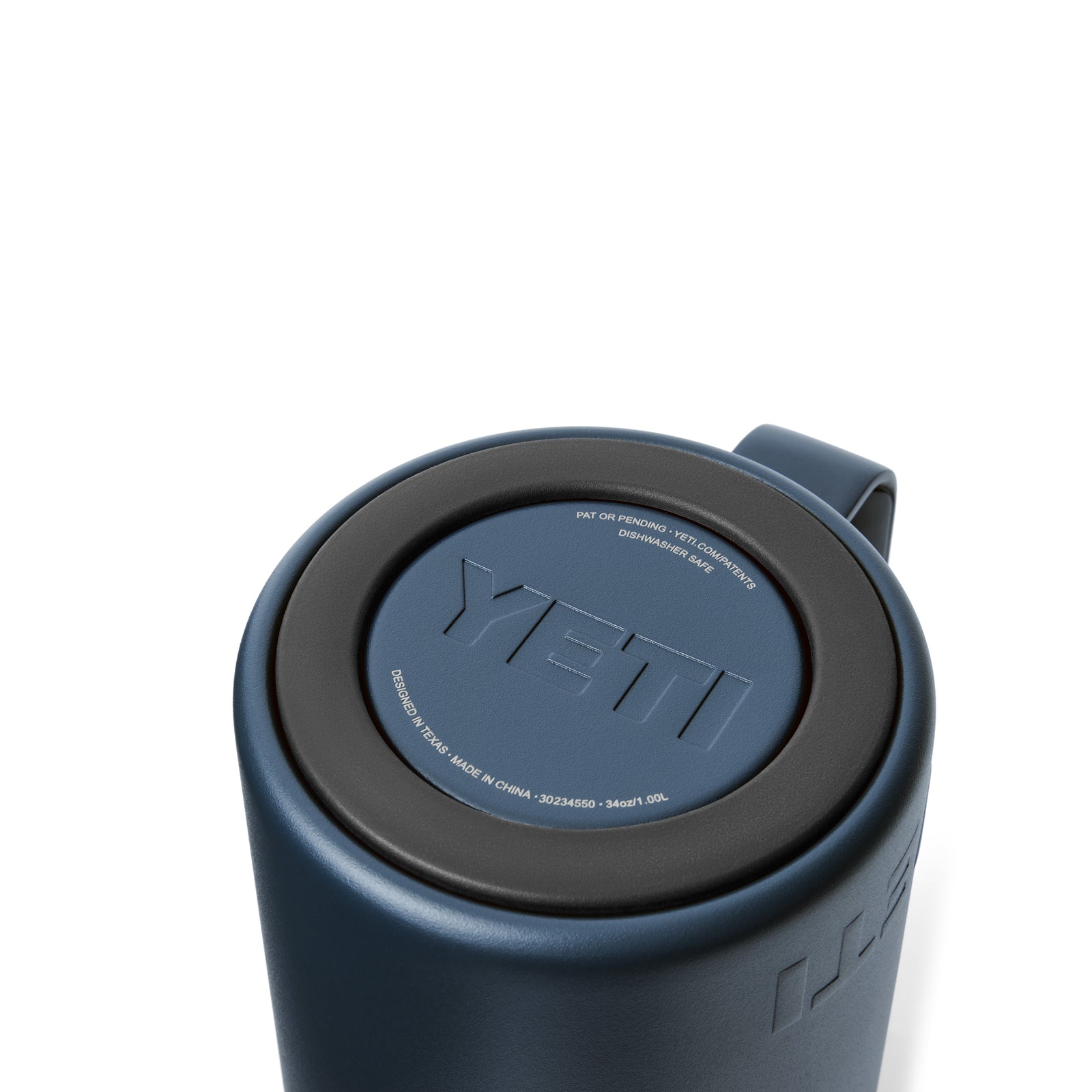 Eine Nahaufnahme der YETI® French Press 34 Oz - Navy mit schwarzem Deckel, auf dem das YETI-Logo eingeprägt ist. Die doppelwandige Vakuum-Isolierung hält Getränke heiß oder kalt, alles vor einem strahlend weißen Hintergrund.