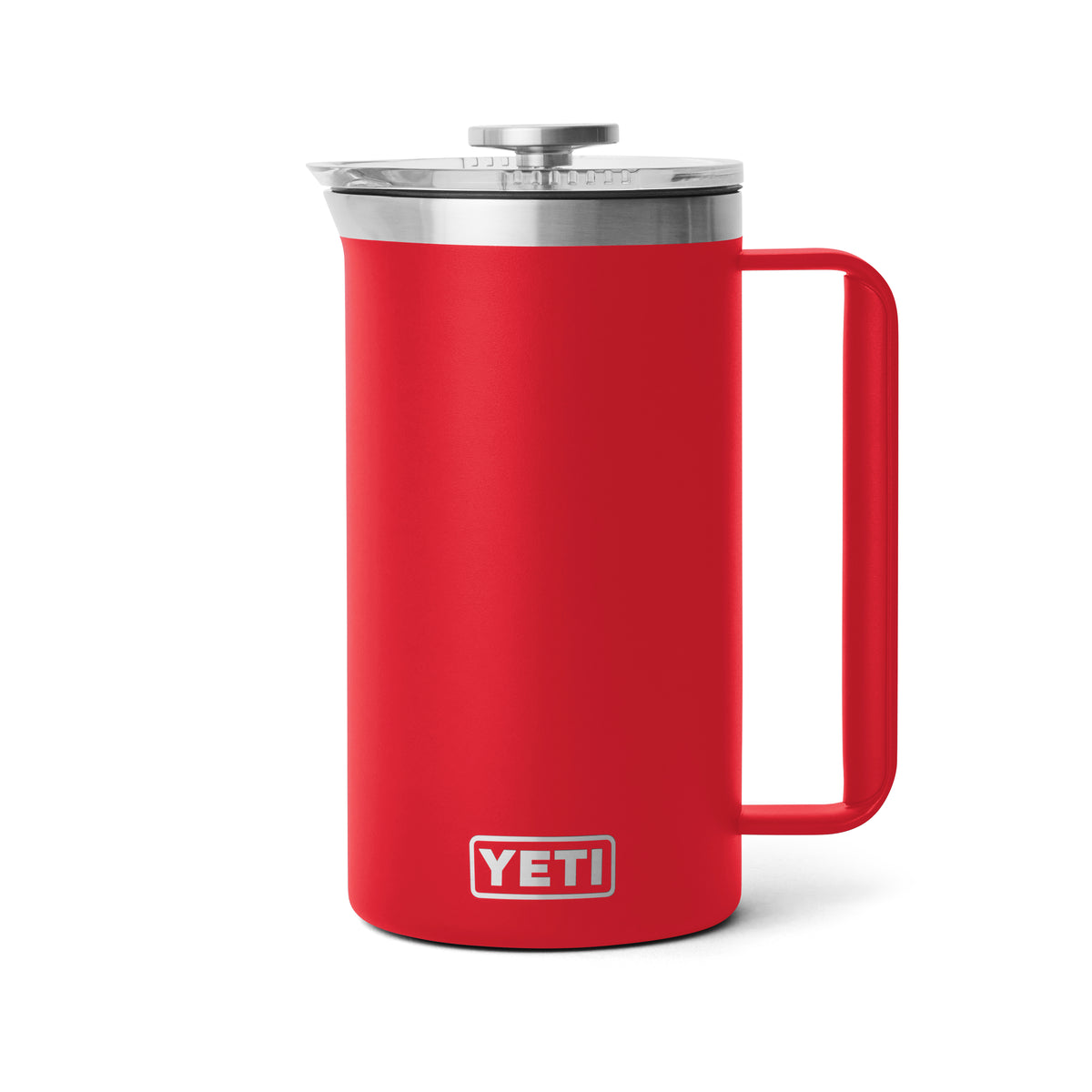 Die YETI® French Press 34 Oz in Rescue Red verfügt über einen Deckel aus Edelstahl, einen langen Griff, ein auffälliges YETI-Logo, ist vakuumisoliert, um die Wärme zu speichern, und spülmaschinenfest, um die Reinigung zu erleichtern - abgebildet auf einem weißen Hintergrund.