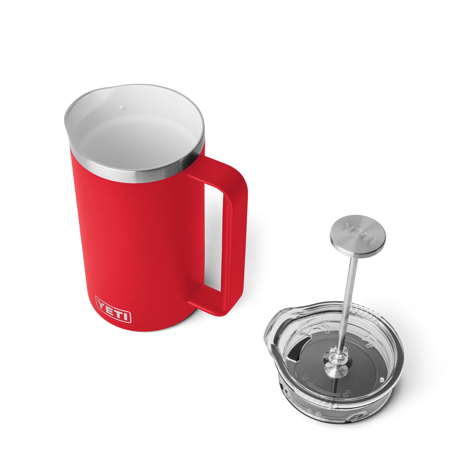 Die YETI® French Press 34 Oz in Rescue Red von YETI zeigt sich mit transparentem Deckel und Stößel auf weißem Hintergrund.