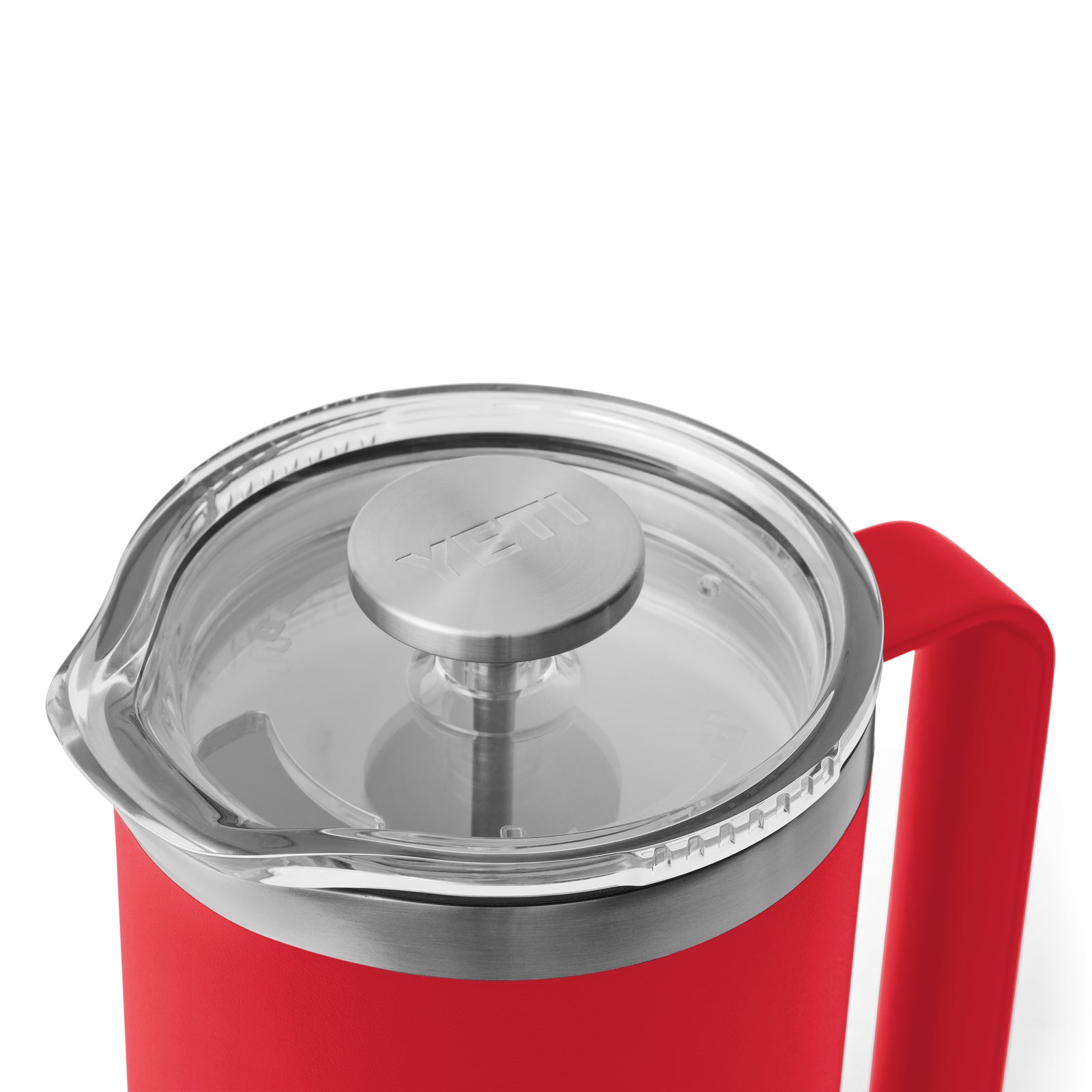 Eine Nahaufnahme der YETI® French Press 34 Oz in Rescue Red mit transparentem Deckel und Edelstahl-Kolbenknopf steht neben einer vakuumisolierten Edelstahlkanne auf weißem Hintergrund.