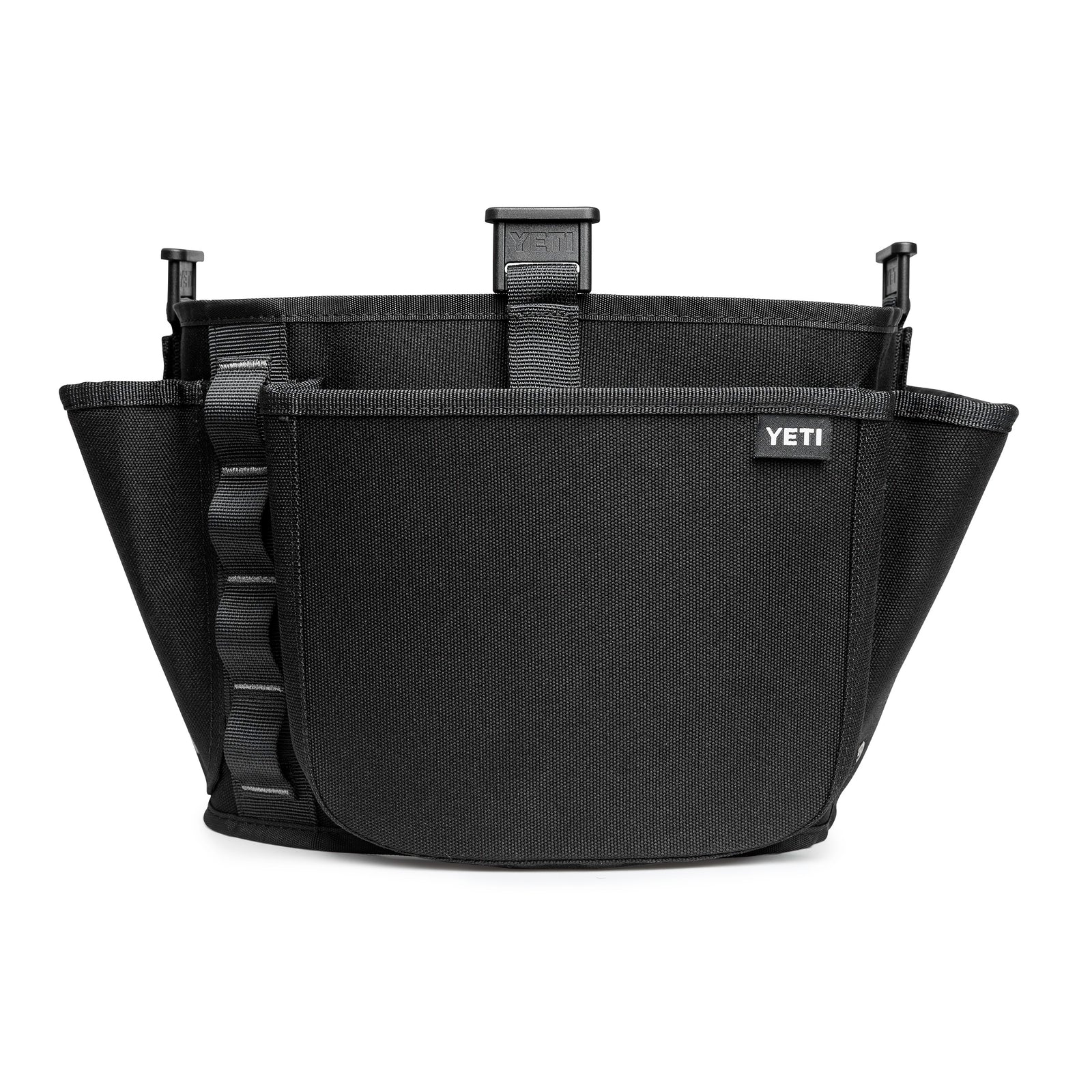 Eine schwarze YETI® Gürteltasche für Loadout 19 Liter Eimer mit QuadPocket Design, mehreren Taschen, einer Frontklappe, seitlichen Gurtbandschlaufen und oberen Kunststoffclips zur einfachen Befestigung.